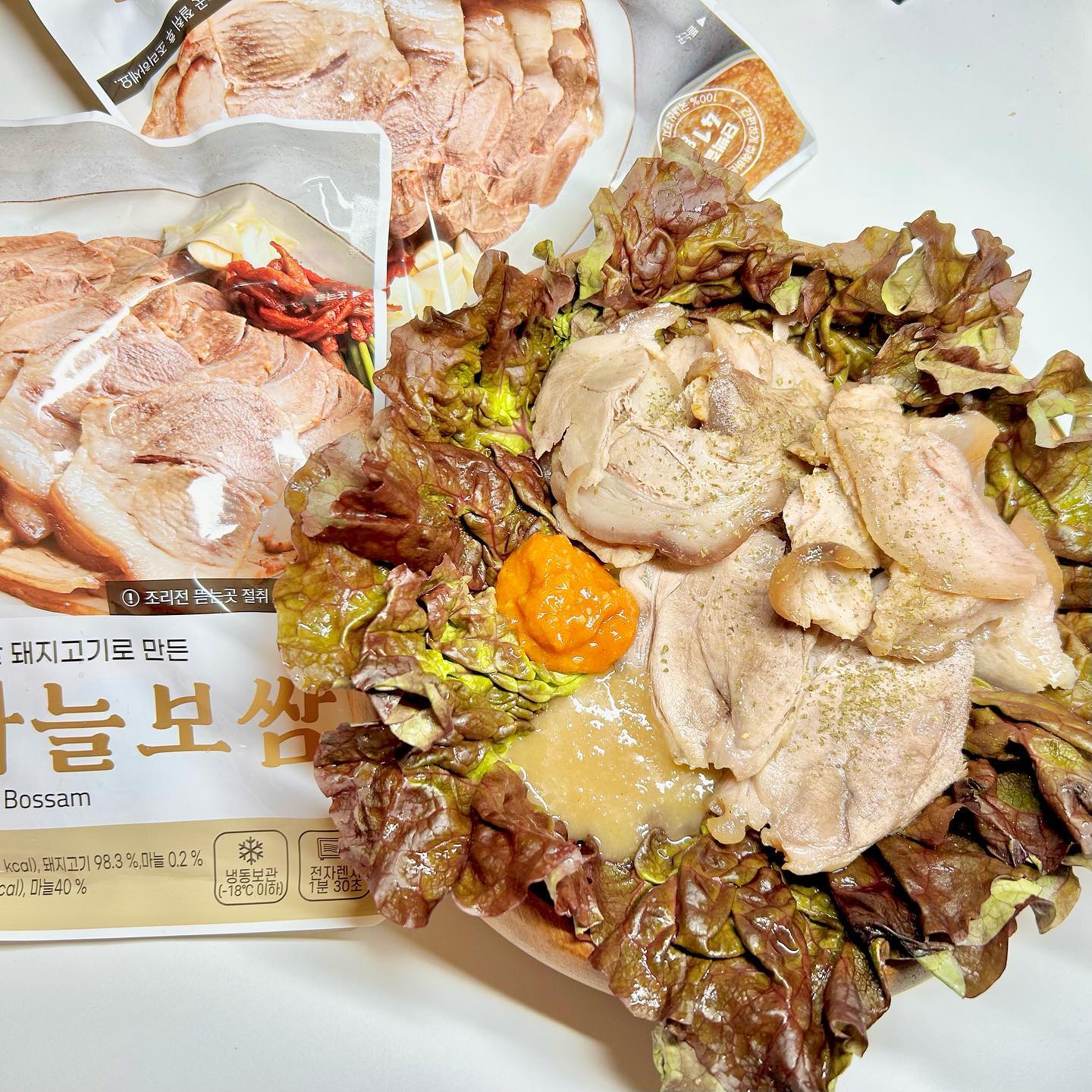 #제품제공 dietshin79 

#단백질 41g에 309kcal🫢 전자레인지 돌려먹는 #다신샵 #성수동905 #마늘보쌈 #이벤트 에 당첨 됐어요💪

냉장고에 있던 상추 샤샥 꺼내서 쌈장이랑 같이 동봉돼있던 마늘소스 찍먹 쌈싸먹🥬🥰

보쌈은 배달시키기 부담스러운 경우가 많았는데 1인분 포장, 냉동 보관, 전자레인지 조리로 간편한 제품이 나와서 제가 다 뿌듯하네요💪

성수동 마늘 보쌈! 배달은 부담스러우신분, 식단관리 중이신분들께 추천드려요👍

# 요즘 뭐만 하면 활동 제한 걸려서 인스타 생활이 어렵네요🥲

#먹팔 #food #healthyfood #healthy #loveyourself #ごちそうさまでした #식단 #다이어트