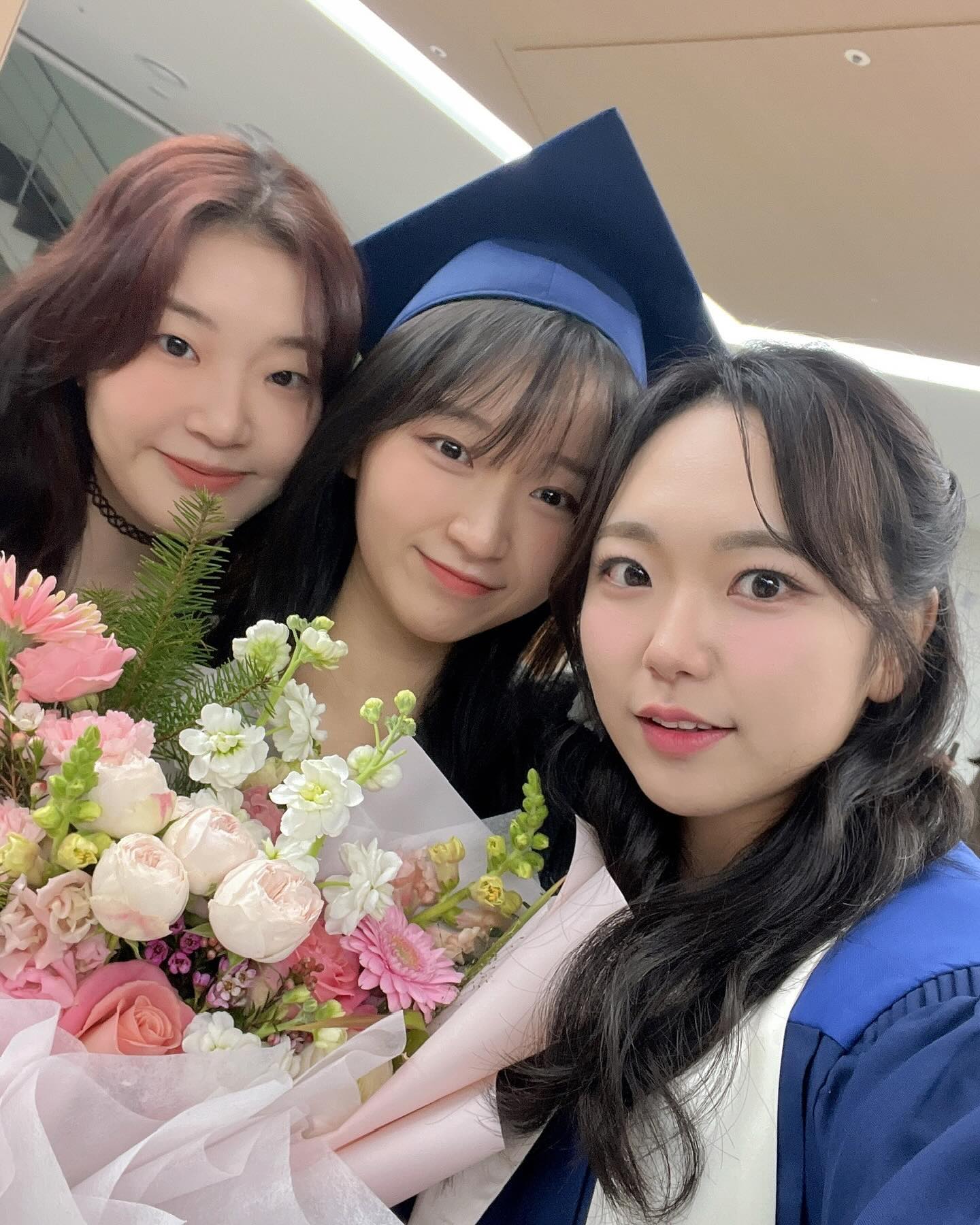 그리고 축하해준 칭구들 넘 고마와용 🫶🏻💓

일우 아니였음 입지두 못했을 학위복
우박 오는 날씨에두 같이 가주면서 선물도 해쥰 아현잉 가현잉
짱멋진 현수막까지 달아준 창건이도
막학기 수업메이트 술먹은 호빵씨 현우도

그리구 축하문자랑 선물 보내준 사람들 
마음속으로 정민이 졸업하네 한 사람들 다 🤍🤍🤍
고맙구 사랑합니댜 🎀