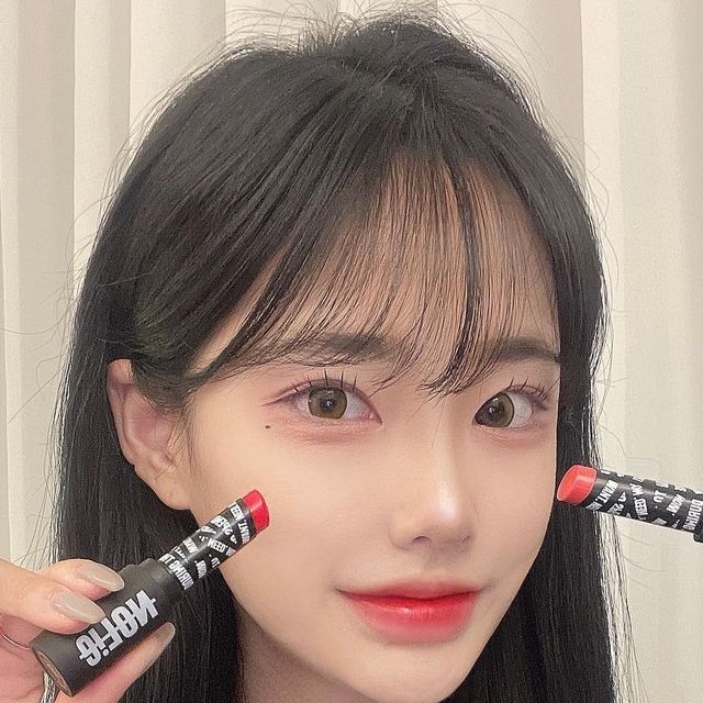 박산하 on Instagram: "#협찬 @nolie__official 노우라이 쇼보트 립 글리머 보습 , 광채 세라마이드 윤광 앰플이 들어간 주름개선 기능성 립 글리머 💄 이제 날씨가 쌀쌀해졌는데 보습오