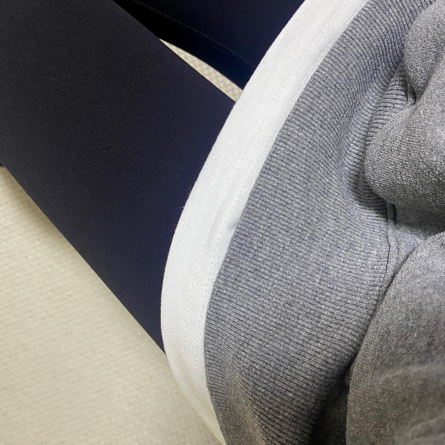 #제품제공 peoplekorea.shop
편한 옷을 좋아해 레깅스를 자주입는데
유교걸이라 엉덩이가 드러나는건 견딜 수 없어요🥲

레깅스 레이어드 티셔츠를 여러번 구매해봤는데
피플코리아만큼 품질좋고 레이어드로 딱인 티셔츠는 처음!

가격 저렴한데 왜 이렇게 퀄리티가 좋아?라고 생각했는데
동대문 14년차 도매업체로 원단제작부터 중간 마진까지 없앴곳이에요😲

역시 다 이유가 있었어요!

목 부분은 시보리로 늘어남을 방지하고
옆트임으로 활동성도 편하게!
면이 좋아 막 빨아도 줄어들일도 없고

레이어드 티셔츠가 맞나? 싶을정도로 긴 길이의 티셔츠들도 많은데
엉덩이는 딱 가려주면서도 적당한 길이감으로
후드티에 레이어드해서 입기도 딱 좋았어요👍

스토어를 들어가보니 자체제작의 유니크한 스타일부터
기본스타일까지 두루 갖추고 있어서
저처럼 기본스타일 좋아하는 사람부터 
유니크한 스타일 좋아하는 사람까지 모두 사로잡겠더라고요🥰

자체제작의 면제품은 퀄리티가 좋아 홍콩, 중국, 대만, 싱가폴..
미국까지🫢 수출 중이래요!

직접 입어본 모모가 완전 강추! 품질보장!

반팔, 긴팔 2-3장씩 쟁여놓고 번갈아입어야겠어요♥️

스토어 링크
👇🏻
https://m.peoplekorea.shop/

.
.
.

#레이어드티 #레이어드티셔츠 #이너티셔츠 #무지긴팔티 #유니섹스티셔츠 #동대문도매 #피플코리아 #레깅스레이에드 #레깅스티셔츠