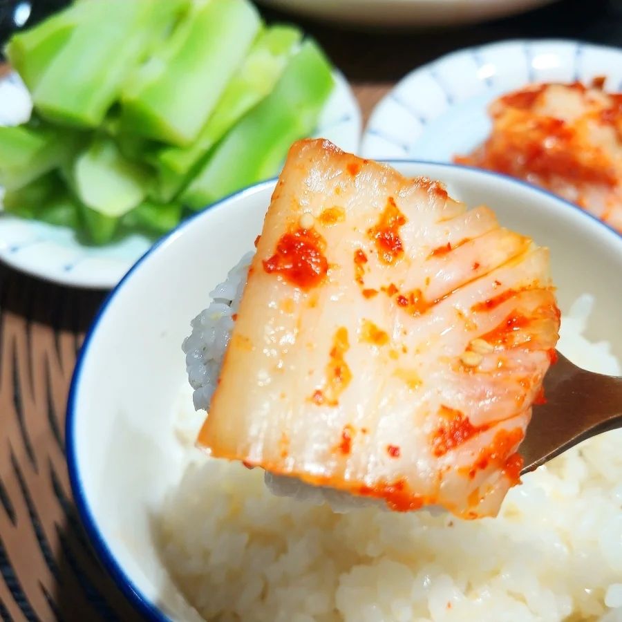 #협찬 으로 먹는 #박정수포기김치 이지만
먹을수록 시원하면 깔끔한맛이 좋아요

박정수의 올바른 프리미엄 포기김치는 
국내산 상황버섯과 다시마, 대파, 사과, 배, 무, 양파, 멸치를
매일 아침 끓여서 육수로 사용합니다.
그리고, 24시간 숙성한 박정수 비법 양념으로 
매일 먹어도 시원아삭하니 깊은 맛이 느껴지면서
김치랑 밥 한 공기는 가볍게 먹을 수 있지요~

#박정수 #포기김치 #김장김치 #김치 #배추김치
#국산김치 #국내산 #시원아삭한김치