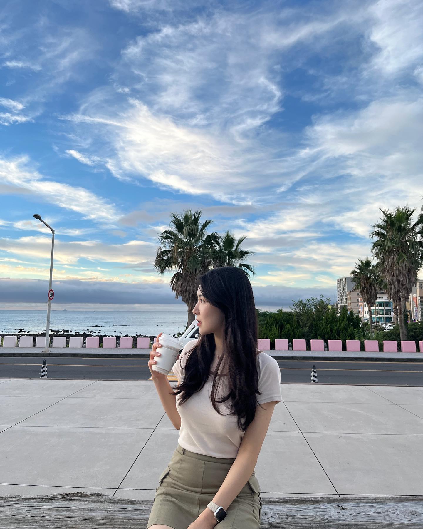 이제서야 올리는 지난 제주 여행..💙 
#제주 #여행 #여행스타그램 #여행에미치다 

사실 그동안 진짜 바쁘고 정신없었음😱
6월 30일 - CJ ENM 계약직 퇴사
7월 9일 - 지금 회사 서류 지원
7월 22일 - 2차 SKCT 시험 
8월 3일 - 면접용 PT과제 제출
8월 11일 - 직무 면접 & PT면접 
8월 18일 - 중앙대학교 졸업
8월 22일 - 최종 임원 면접 
8월 28일 - 최종 합격
8월 30일 - 2박 3일 제주여행 
9월 4일 첫출근까지.. 😨

그래도 잘 적응하며 재밌게 다니는 중! 💛