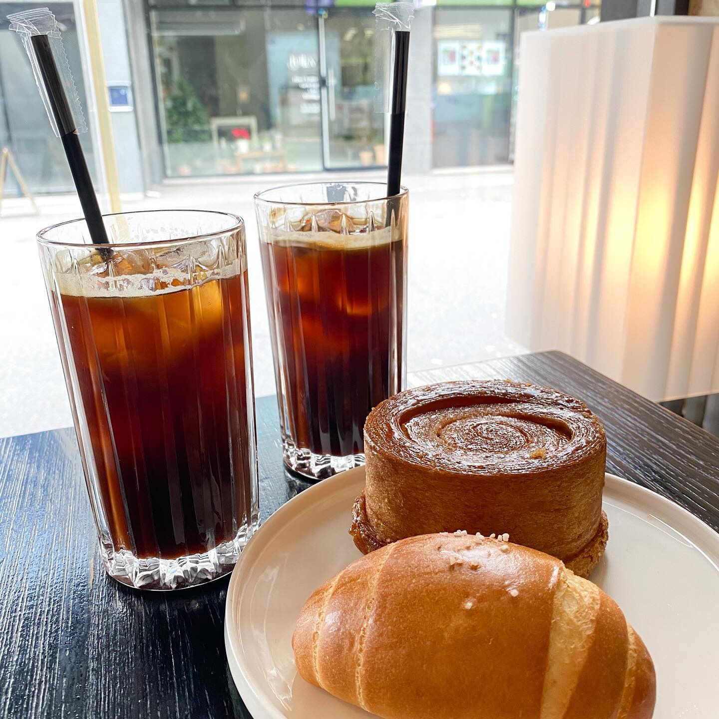 💕

매일매일 당일에 구워져서 나오는 페스츄리,퀸아망,쌀식빵이 있는 카페🫶🏻

힙하다고 해서 왔는데 왜 힙한지 알겠다🤭
퀸아망이랑 소금빵 정말 맛있음👍🏻

커피랑 빵들도 핵꿀맛💓

다 먹구 맛있어서 또 포장해온 건 안 비밀🤣

🥯페즈 퀸아망 종류(5가지)
-퀸아망 4500
-그린티 퀸아망 5500
-로투스 퀸아망 5500
-콘 퀸아망 5500
-바닐라 퀸아망 5500

맛도리 퀸아망과 빵들이 있는 페즈

📍위치 : 울산 남구 왕생로 72번길 20
💛영업시간 : 오전 11:00-22:00 (매일)