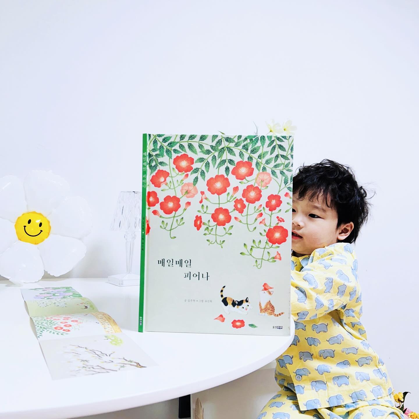 협찬 이지만 아름다워🌸

봄이되니 아이와 함께 집 앞,
나들이 갈때면 보이는
푸른 잎들🌱과 아름다운 꽃들🌼

봄, 여름, 가을, 겨울 사계절,
아기고양이와 민화가 너무 아름다워
아이에게 알려주고 보여주고 싶었던
<매일 매일 피어나> 그림 책

매일매일 꽃처럼 어여쁜 아이야
일년 내내 푸르른 나무처럼 앞날이 찬란하리라
글귀와 살구꽃처럼 고운 분홍빛 편지지,
아기고양이와 함께 피어난 열두달 꽃,
풍성한 열매들 매일 매일 매달
어떤 꽃&열매가 피어날지 아이와 함께
궁금하고 두근두근 너무 아름다워요

새해 시작을 알리는 1월부터
아기 고양이에게 따뜻한 품을 넉넉히 내어주는
동백꽃의 붉음이 따뜻해지고 3~4월엔 얇고
연약한 잎들이 봄소식을 전하고 분홍 하양 꽃비를 내리며
우리를 반겨주고 풍성한 부케 처럼 풍성한 꽃들이
옹기종이 모여 노래하는 수국과 장난스러운 표정으로
수국에 꼭꼭 숨기놀이를 하는 아기고양이들
12월엔 겨울내내 푸른 빛을 자랑하는 소나무가 듬직해져요
봄에 피어 어여쁘고 여름에 피어 탐스럽고
가을에 피어 반짝이고 겨울에 피어 빛나는 꽃과 열매들
열두 달 반짝반짝 건강하게 자라준 아이의
매일매일을 축복하는 문장들 가슴에 따뜻해지더라구요

모든지 처음 시작하게된 요즘
아이 눈에도 따뜻하고 풍부하고 아름다운 그림들
우리 아이같이 귀여운 고양이를 함께 보면서
돌을 맞이하는 아이를 축복하는 이야기처럼 공감가고
매일 하루가 다르게 성장하는 아이를 축복하는 마음,
자기만의 꽃을 피우고자 하루 하루 일상을
덤덤히 살아가는 모든 사람들의
건강하고 빛나는 열두 달을 응원합니다

<매일 매일 피어나>✨

#웅진주니어 #책육아#그림책 #책추천 #북스타그램 #책스타그램 #민화#그림책 #책추천 #돌선물 #임신선물 #태교 #시구 #전통 #고양이 #꽃 #식물