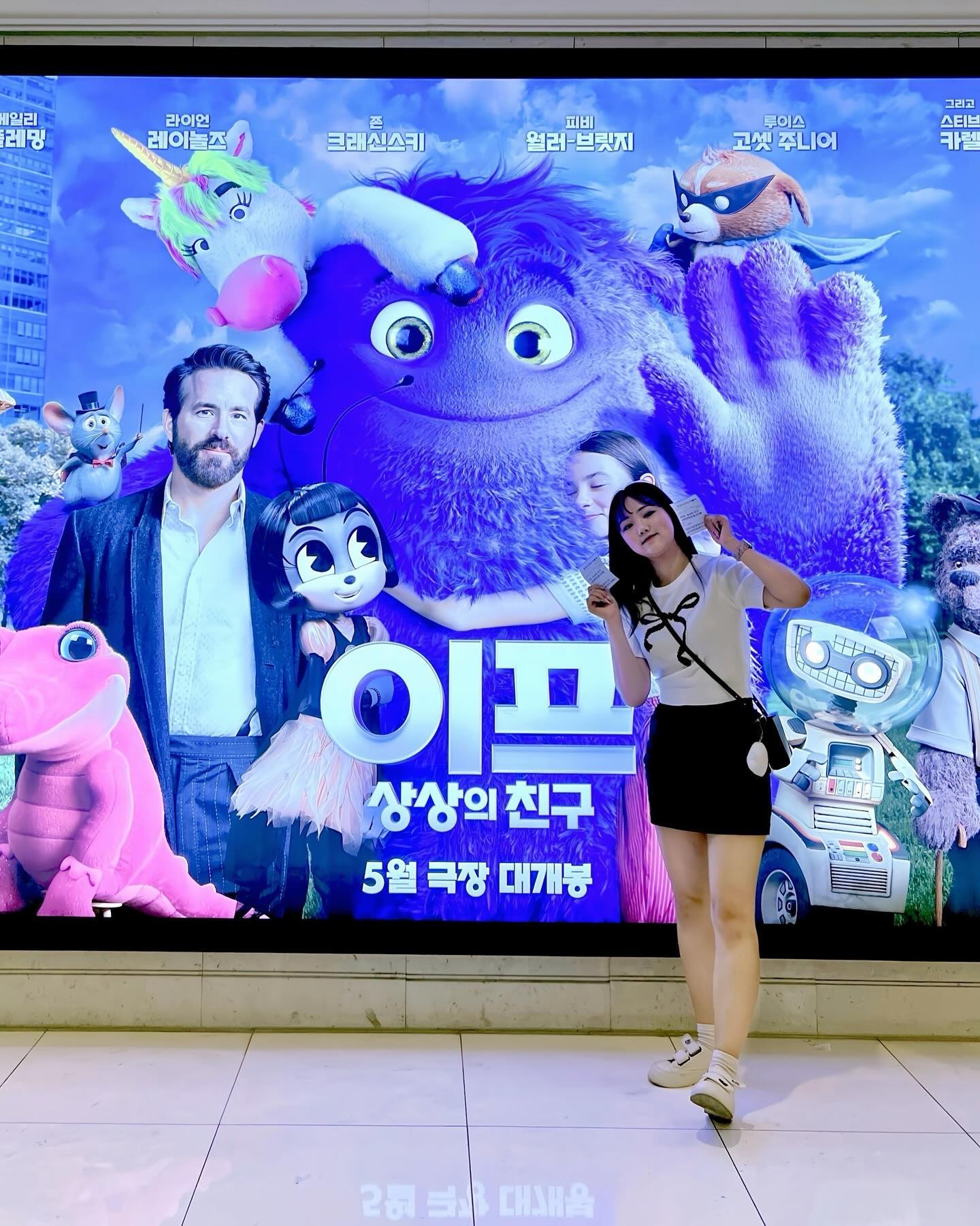 #협찬
내일 개봉예정인 💜이프 : 상상의 친구💜
시사회로 먼저 보고 와버리기!

원래도 너무 보고싶은 영화라 개봉 기다리는 중이었는데 좋은기회로 초대받아서 시사회로 볼 수 있었다

시사회 전에 블루가 만나러 와서 너무 좋았구~

💜보라색인데 왜 블루냐고요?💙
영화 보시면 알아요🎬

어린이가 보기에도 재밌고 어른이보기에도 좋고
오랜만에 마음 따뜻해지는 어른이 영화

영화관에서 나만의 블루를 만나보세요🧸

#이프 #이프_상상의친구 #이프_동심자극리뷰 #라이언레이놀즈 #5월15일대개봉 #영화추천