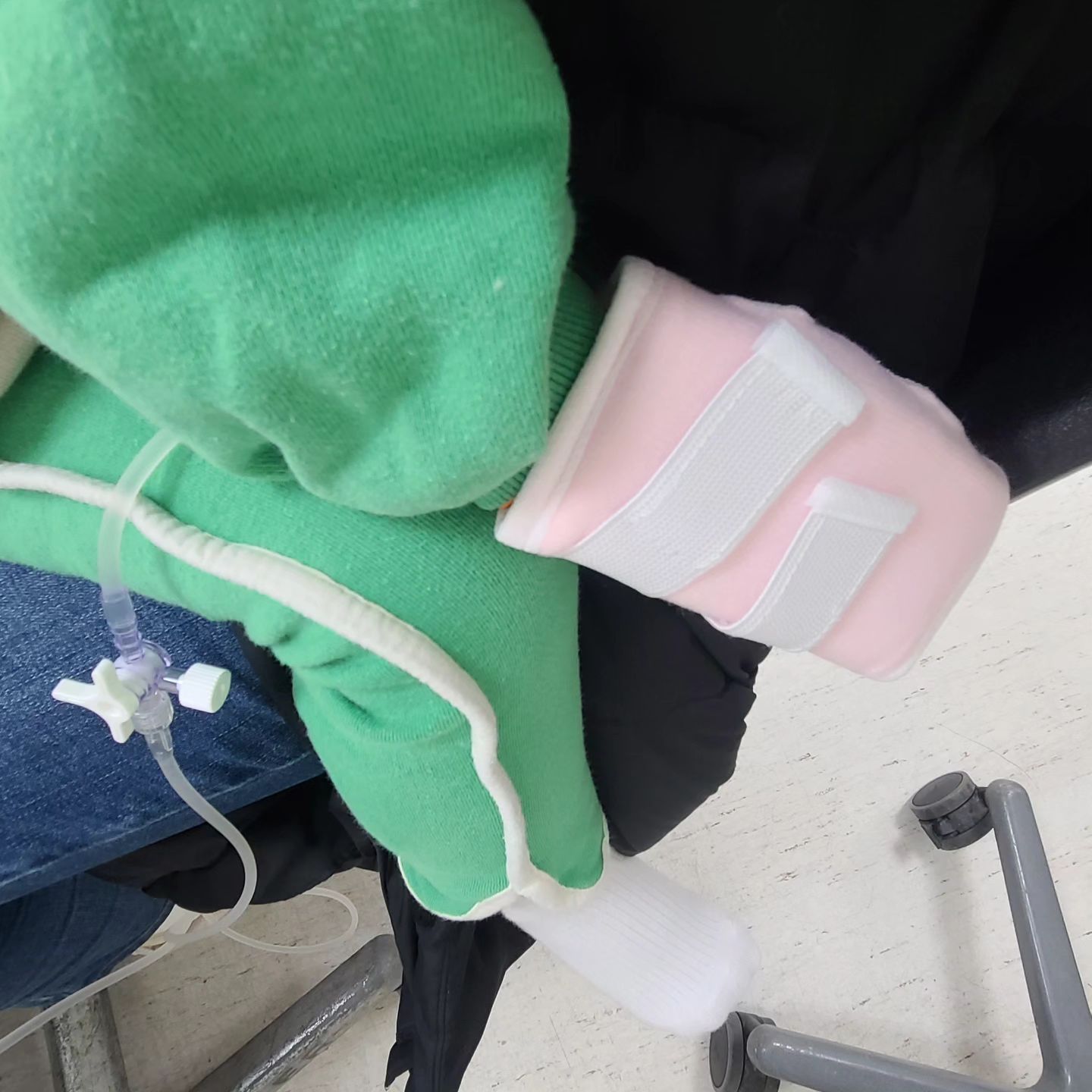 아프지마 아가야😢
새벽 4시반부터 계속 토...
기침하면서 토를 하니까 배도 계속 아프다고 하고 울고..
아침까지 토를 반복해서 잠을 잘 못자서
안깨웠더니 10시반까지 잤다..
일어나보니 이불, 옷 다 엉망이었다.
.
.
물이랑 죽을 먹였는데 그것마저도 토해서
응급실에 전화했더니 와도 된다고 했다.
준비하는데도 아가가 기운이 없으니 옷입는것도 힘들어한다.
쉬지않고 움직이고 쫑알쫑알 말하는 아간데
말도 없고 걷지도 않고 눕고 자기만 한다..
.
.
혈압, 혈당, 채혈, 첫 엑스레이, 첫 링거.
장염이라고 한다.
30개월 인생 첫 장염.
집에 가는동안 차에서 잠들어서 집와서도 쭉 재웠다.
빈속이라 뭐라도 먹여야될것같아서 3시반쯤? 흰죽 먹이고 다시 재웠다.
일어나서도 밥 조금 먹었는데 밤에 자기 전 또 토했다..
근데 배고프다고 해서 밥 두숟가락 먹고 잔다.
.
.
내일은 아프지말고 씩씩하게 보내자.
기운없이 말도 못하고 누워있는 모습만 보는거 맘아파😢