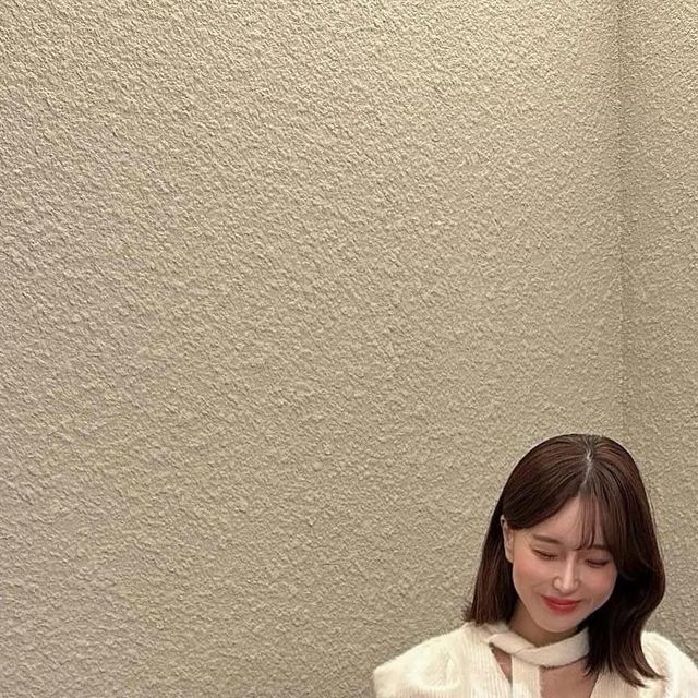  미니🎀 on Instagram: "압구정로데오 와서 좋은 시간 보내는 중🎶
늦은 시간까지 영업하는 이쁜 카페 찾기 힘든데
도심 속 한가운데 레트로 느낌 가득한 대형카페 
읍천리382에서 신나게 늦은 시간까지 수다 떨기💋
.
.
.
#읍천리382 #읍천리카페 #읍천리 #압구정로데오 #신사동 #신사동카페 #압구정로데오카페 #압구정카페 #압구정로데오핫플 #압구정로데오디저트 #압구정로데오카페추천 #압구정카페추천 #레트로감성 #레트로카페"