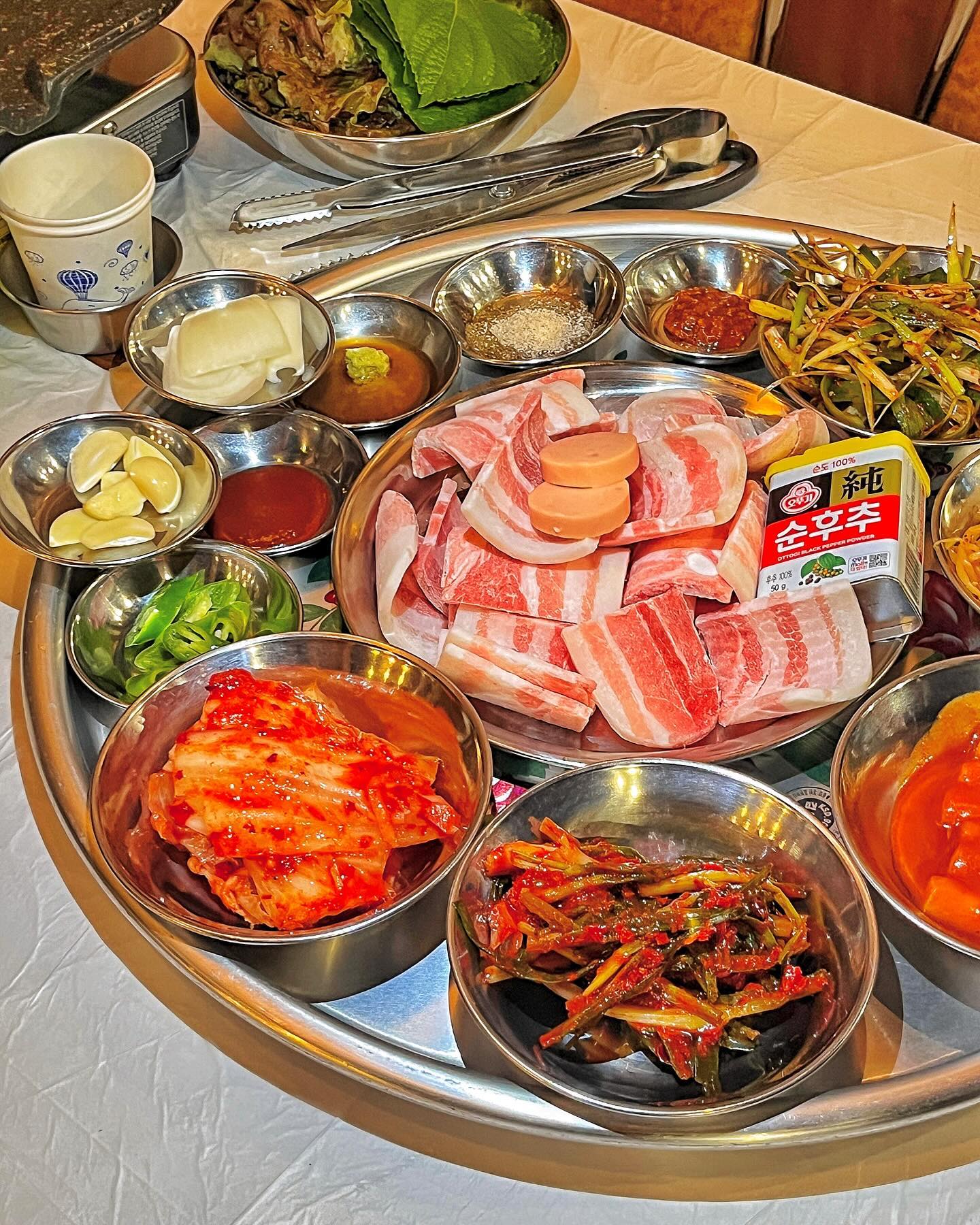 #협찬 
ㅡ
주기적으로 수혈 해줘야 하는 #냉삼 🐽➰
언제 먹어도 맛있고 빨리 익어서 더 좋은 :)
냉삼맛집으로 소문난 #제일냉삼 방문했는데 
냉삼쳐돌이가 느끼기에도 완전 대만족💖

밑반찬도 완전 깔끔하고 특히 #떡볶이 가 진짜 존맛탱 ! 
떡볶이랑 소세지는 무한으로 리필 가넝🥴❤️ 

이 집 파무침이 레알 찐맛인데 
파무침 더 먹고 싶어서 고기 추가해서 먹을 정도••🤤🖤 

비 오는 날이라 #잔치국수 시켜서 
같이 먹었는데 맛도리 궁합🍜🫶🏻💯 
가게도 깔끔하고 가격도 착함 ! 
사장님도 친절하셔서 기분 좋은 저녁 움냠뇸🌝✨
ㅡ
#냉삼맛집 #냉삼집 #냉삼겹 #냉동삼겹살 #냉동삼겹살맛집 #냉동삼겹 #삼겹살맛집 #삼겹살 #고기맛집 #고기 #국수맛집 #먹스타그램 #먹스타맞팔 #먹스타소통 #먹팔 #좋아요반사 #좋아요 #맛집 #맛집추천 #맛스타그램 #저녁 #저녁메뉴추천 #저녁메뉴 #술안주 #술안주추천