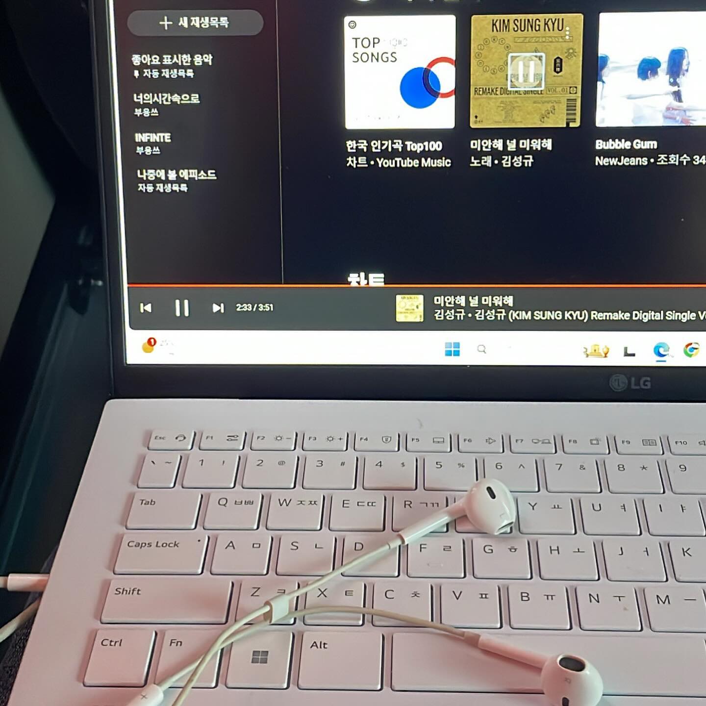⠀ 
1. Music is My Life...
ㄴ 에어팟케이스가 없어서 방전되었다면 이어팟을 노트북에라도
2. 조카둥이의 첫 축구장체험기
ㄴ 워밍업부터 경기끝날때까지 먹으러 온 아기
3. 경기장에 텐트가능..?
ㄴ 어메이징 대전
4. 대전역에 성심당쇼핑백 없는 사람 = 나
ㄴ 내가 이상한거같아서 나도 따라 삼(마케팅 잘하시네...)