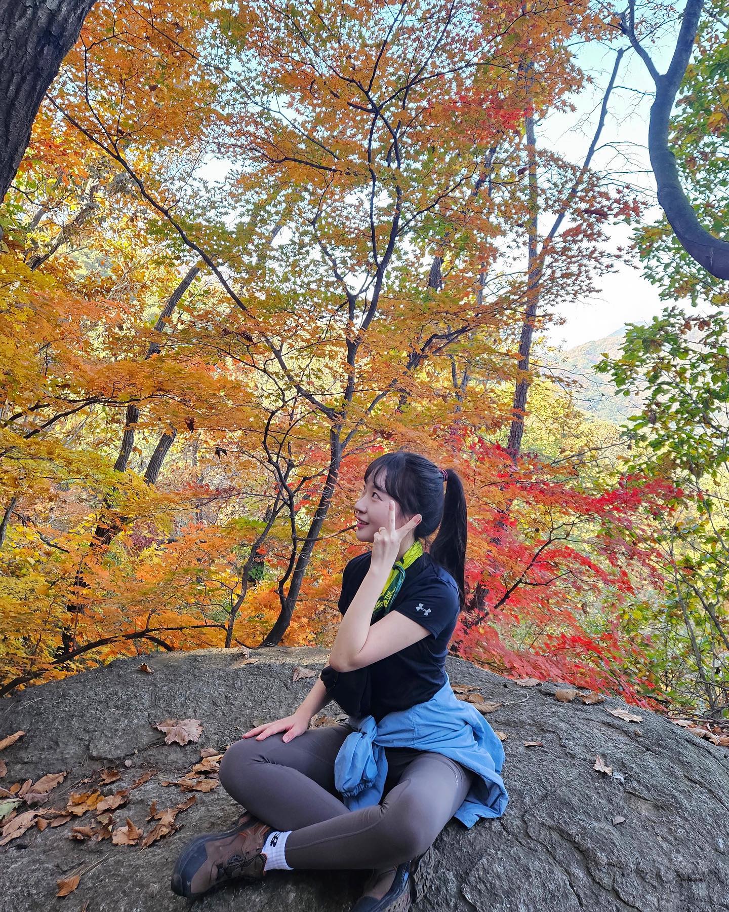가을🍁

잠깐 물마시고 쉬어가려했던 곳인데 
어떤 아주머니께서 여기서 꼭 사진찍고가라고 하셨다 👍

근데 진짜 청계산 단풍 이게 다였음🤧
#산타는즨