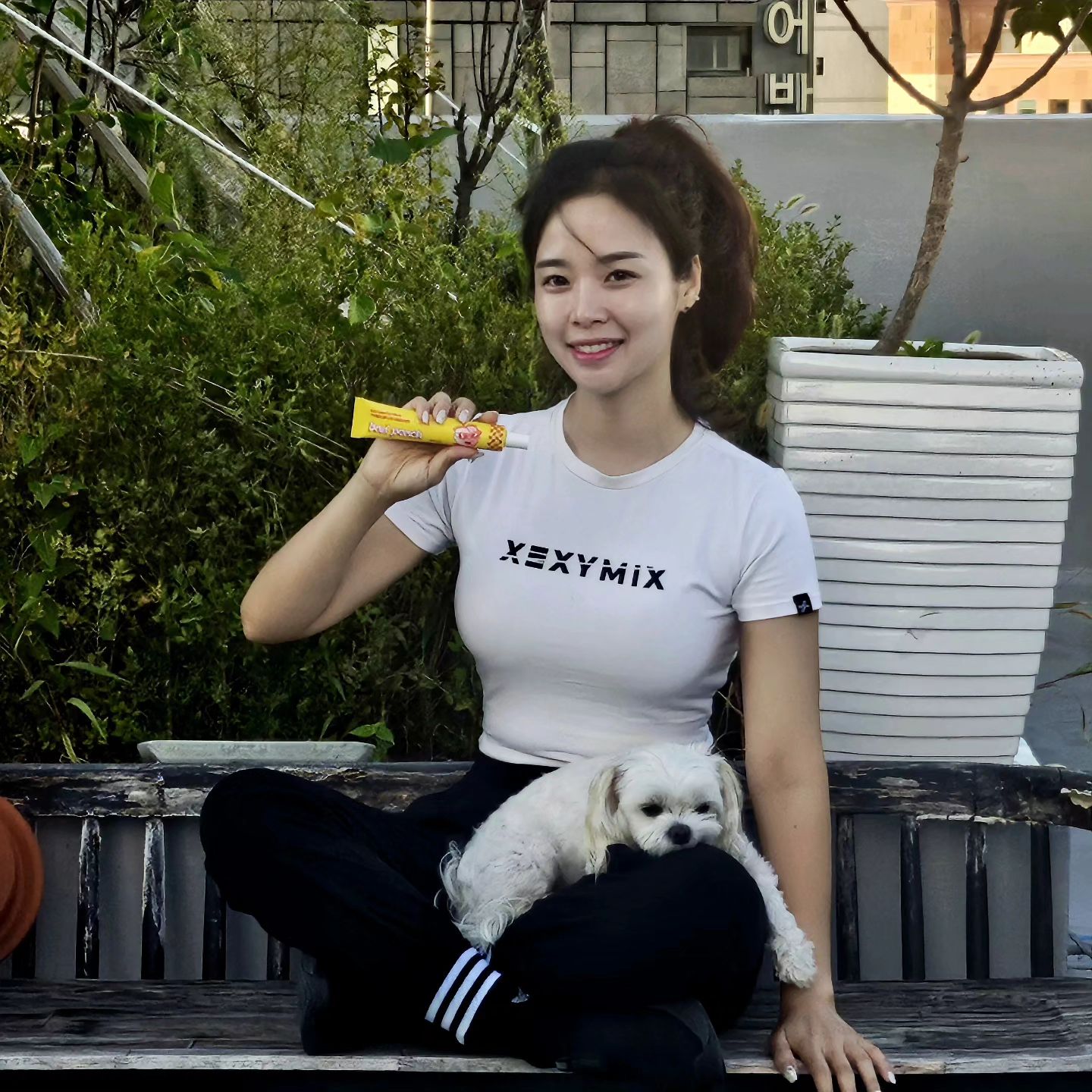 #협찬

요즘 가을 볕🍂진짜 머선일❗️❗️
무차별적 자외선 공격☠️에 
건조하기까지 해서
기초에 ➕️ 수분도 챙겨야 하고
그 위에 ➕️ 또 선크림 바르고
➕️ 또 또 메이크업까지 올리자니
두꺼워지는 느낌 너무 갑갑...🙏🏻

전 피부 화장을 거의 안하는 편이라
얼굴 갑갑함을 잘 못견뎌요..
그래서 선크림만 바르고 다니는데
가끔 컨디션 안좋으면🧟‍♀️
적나라해지는 내 낯짝.. 들어가..

근데🙊 그런 저에게 딱인 
이름만 들어도 핑크빛💓광이 돌 것 같은
구세주 UV크림을 만났습니다.

복숭아🍑처럼 생기있는 피부 톤이랄까
적당한 커버와 톤업에 핑크빛🩷으로
자연스러운 피부 표현을 살려주고
끈적임 없이 자외선 차단까지 해주는
배드피치 #선리스펀모어톤업선크림!

👉🏻 유기/무기자차의 장점만 모은 혼합자차로
👉🏻 백탁 없죠, 자극 적죠
👉🏻 당연히 저자극 테스트도 완료👍🏻
👉🏻 칼 같은 자외선 차단(SPF50+, PA++++)에
👉🏻 제형은 물💦처럼 가벼워 발림성 좋고
저처럼 두껍게 발리는 거 싫어하는 분께 딱!
👉🏻 얇게 밀착돼서 피부 예민한 분께도 좋아요!
수분을 머금은 방식으로 발려서
👉🏻 촉촉 물광 피부+피치톤 표현 되구요!
👉🏻 정식 비건 인증도 받은 제품이자
👉🏻 산호초를 해치지 않는 리프-프렌들리🏝로
환경까지 생각하는 #착한선크림

.

거의 완벽 그 잡채⭐️....
어차피 필수여야 하는 선크림에
피부표현도 예쁘게 해주는데😉
환경까지 생각해주는 비건 포뮬러라면
안 쓸 이유가 없죠 진짜루?💓!

badpeach_kr badpeach.vn 
#배드피치 #비건선크림 #선크림추천 #배드피치선크림 #톤업크림 #톤업크림추천 #BadPeach #SunLessFunMore #Veganmakeup #Toneupcraem #Koreacosmetics #비건선크림 #비건자외선차단제 #비건화장품 #톤업선크림