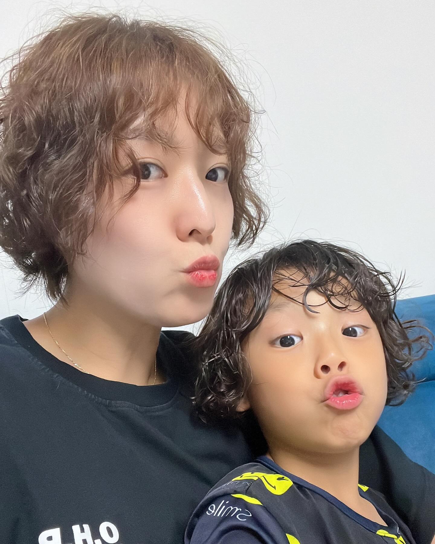 #쌍둥이 같구만😘
머리볶고 집앞에서 만난 초딩여자아이한테 이모귀엽지? 햇더니
자두엄마 같다고하네…..😭