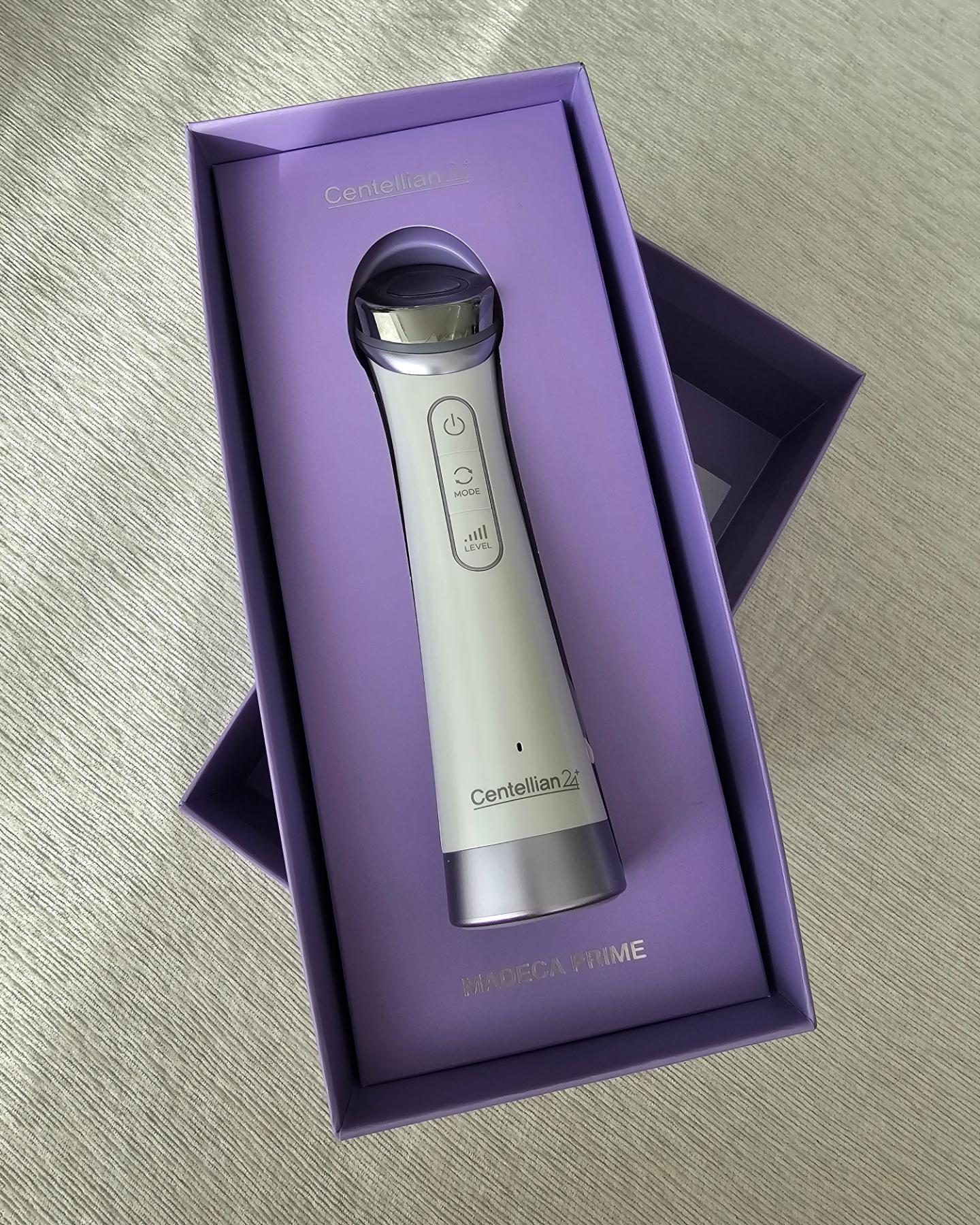 #협찬 #광고

마데카프라임은 3가지 기능을 지원하는데요!

첫번째 브라이트밍모드로 각질,모공,피부결,투명도 개선에 도움을 줘요
피부과 레이저를 아주 약하게 받는 느낌? 
따끔따끔이라 피부에 스치듯 해주면되는데
세안후에 아무것도 안바른 상태로 해주면되는데
매일보다는 일주일에 2~3번 해주면 좋다네요
전 쉬기전날이나 조금 일찍 마친날 세안후에 브라이트닝 모드로 관리해주고
마스크팩 한후 보습이랑 탄력케어해주는데 확실히 피부컨디션이 달라요!!
1단계부터 5단계까지 조절 가능한데 5단계는 아프더라구요 ㅎㅎ
그래서 전 아직 3단계까지 못해봐써용!

두번째 흡수모드인데요 ! 지금 제일 필요한 보습보습보습!! 
그냥 흡수만해서 보습이 되는게 아니라 12층 층별 보습으로 속건조까지 꽉!
수분밀도를 올려주고 물광피부만들어주는 단계예요
전 수분앰플 듬뿍 바르고 1분마다 단계를 올려서 사용했는데
진짜 심각한 극건성피부인데도 엄청 피부가 촉촉해지는걸 느낄수있었어요!
1분 지날때마다 음성으로 알려주고 이것도 5단계까지 가능해요

그리고 제일 많이 쓴 세번째 탄력모드인데요!
저는 불독살이랑 팔자주름이 늘 고민인데 마데카프라임으로
관리하니 진짜 탱글탱글 피부가 차올라서 효과를 제일 많이 본 모드예요!
이건 일부러 단계를 좀 쎄게하는데 정말 덜덜덜하게 얼굴을 자극시켜주는데
살짝 따끔정도지 너무 아파서 못참겠다 수준은 아니라 할만합니다!!
얼굴 근육을 자극해줘서 탄력을 올리는건데 안쓰는 근육까지 다
관리해줘서 리프팅효과가 짱짱이예요!

일마치고 샤워후에 유튜브 틀어놓고 탄력모드로 쓱쓱 해주다가
잠드는게 하루 마무리인 날이 많아요 😝

편한데 관리효과도 좋으니 안쓸 이유가 없네없어

#홈케어기기추천 #홈케어기기 #홈케어리프팅 #리프팅기계추천 #마데카프라임 #센텔리안24 #편하게피부관리 #보습관리 #탄력케어 #탄력케어추천 #주름관리 #40대피부관리 #30대피부관리 #피부는관리하는만 #이보영마데카프라임 #센텔리안24마데카프라임 #뷰티디바이스 #얼굴마사지기기 #얼굴케어 #피부미용기기추천
#피부마사지기 #피부기기 #피부디바이스 #피부홈케어 #홈디바이스 #홈케어피부관리기 #동국제약마데카프라임 #물광피부
