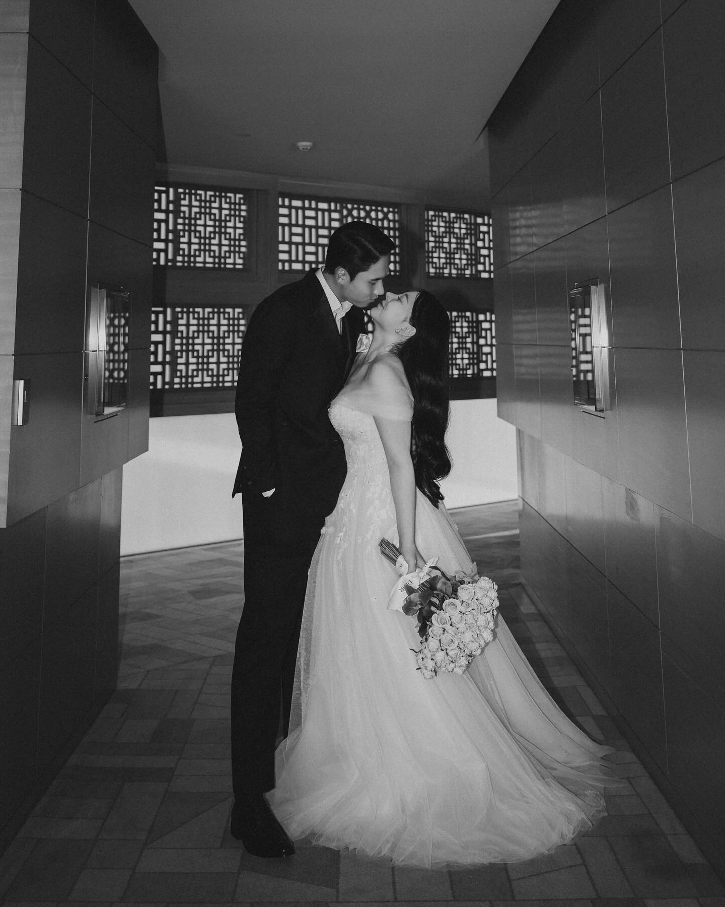.
결혼이 99일 밖에 안남았다 ,,,, 😭🥹💍
신혼여행도 아직 예약 안한 우리 … 
일만 달렸더니 시간이 벌써 🥺🥺 
청첩장 드리러 가겠습니다 이제 🩵

👗 | le_bride__ 👔 matisse_suit 
#예비부부