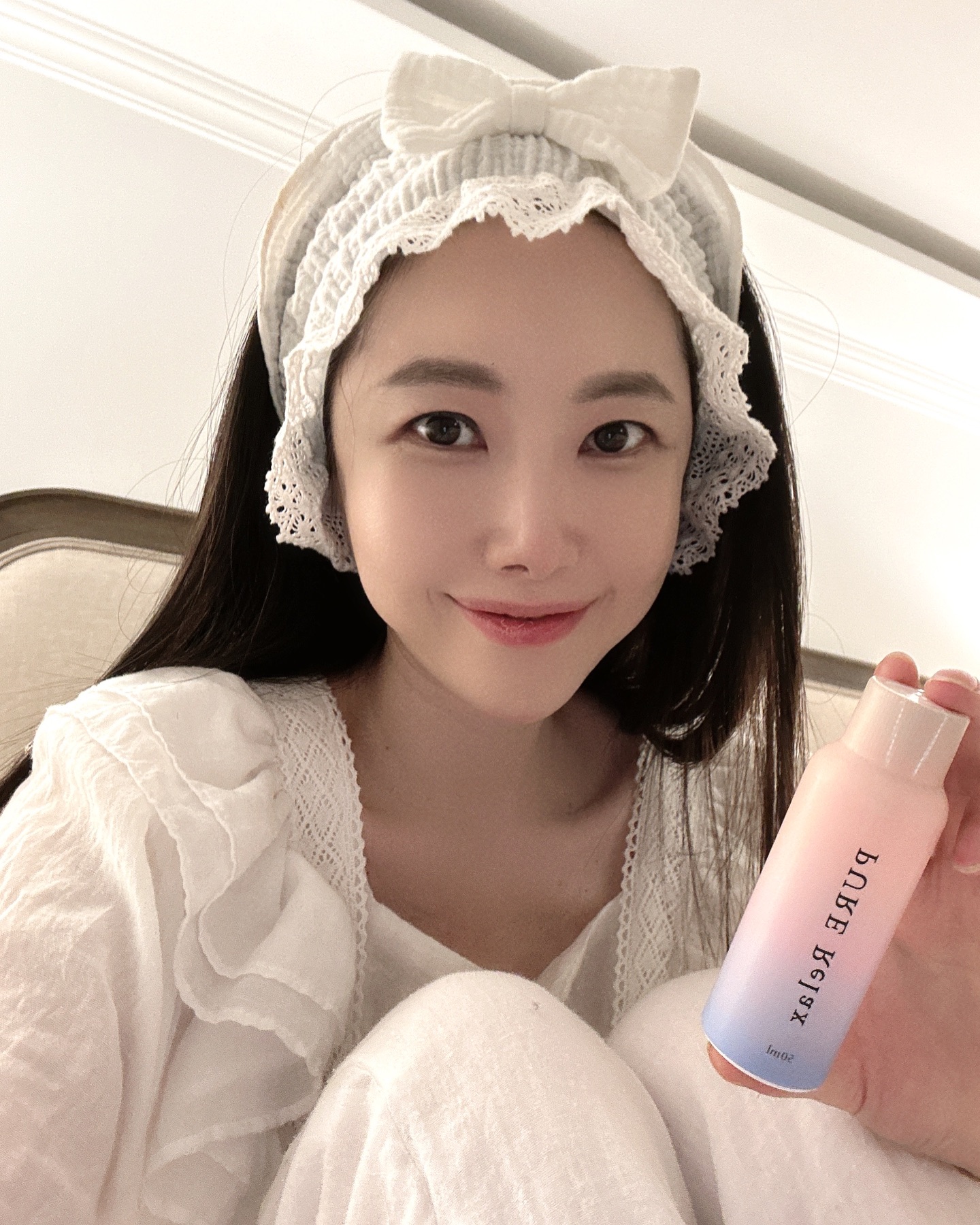 우리의 뇌 속에는 여러 가지 뇌파가 있는데
 대표적인 두 개의 파가 있어요.
✔️베타파와 알파파.

▪️알파파는 엔도르핀이라는 호르몬이 분비되어 
모든 병을 고친다하여
기적의 호르몬이라고 하구

이 엔도르핀 호르몬은 피로회복, 
암세포까지 이기게 해요.

▪️반대로 베타파는 
우리가 부정적인 생각을 하면
베타파가 많이 쌓여 
그것이 모든 질병 원인이 되거든요.

실험을 했는데 누군가 싸워서 악을 받게 한 다음
그 입김에서 나오는 것이
독사의 독보다
더 강한 맹독성 물질이 나왔다고 해요.
😱그럴만도 하죠.

화, 분노, 미움, 스트레스, 두려움 등등
이런 부정적인 생각들이 
뭉쳐서 꾹 눌러 있다가 
폭발하는 순간 그것이 독이 된답니다.

주로 알파파는 아무 생각 없고 마음 편할때
베타파는 피곤과 스트레스 받을때 나온답니다.

긍정적인 생각, 감사,기쁜 생각을 하면
알파파가 가득 쌓여 우리 몸은 건강해질 수 있는데

퓨어릴랙스는 이 행복호르몬인 알파파를
발생시켜줘요.

꼭 잠들기전이 아니어도,
화가 나고 스트레스 받을때도
전 한병씩 마시고 있어요.
🙂
(특히 요즘 ㅎ ㅎ )

늘 평안하시라고 말씀 드리곤하는데,
사실 제가 가장 원하는 것이기도 하네요.
📩

퓨어릴렉스가 작은 쉼과 평안을
가져다 드릴 수 있기를
🙏🏻

#퓨어릴렉스 
#수면음료
#잘자요💤
#굿밤🌙