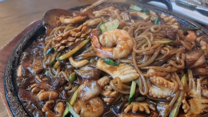 #협찬#돌판짜장맛집#미엔빠오 입니다🧡 

인친님들🤗

오늘은 비가 부슬부슬 내리네요 🌧
부천에 돌판짜장이 상륙했다고해서 가봤어요

옥길동이라 건물도 큼직하니 주차왕편함!!👍
돌판에 짜장이라니 신기하더라구요ㅋㅋ
해산물도 듬뿍~~양도 참많았어요 
돌판에 나오니 끝까지 뜨끈하게 먹을수 있어서 좋더라구용😊

옆테이블에서 짬뽕먹는데 그것도 먹고싶었어요ㅋㅋ
담에 가서 먹으려구용 ㅋㅋ
사장님두 친절하시구 가게도 쾌적하니 좋습니다🥰
모임하기두 좋을거같아요 

짜장이 보글보글~~끓는 비쥬얼 보세용 😆
울인친님들 중식어떠신가요? 
오늘도 맛있는 하루 보내세요 🧡🧡

#옥길맛집#부천맛집#옥길동맛집#부천중국집#옥길중국집#부천중식#부천돌판짜장#리뷰노트#부천옥길맛집