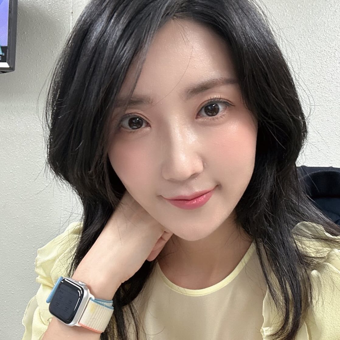 #안부 #인스타그램계정복구 

안녕하세요:) 👋👋
다들 잘 지내셨나요! 

그간 뭘하며 살았길래 근황을 못 전했냐 물으신다면, 
기존의 휴대폰이 고장나면서(휴지통행) 인스타그램 재접속에 어려움이 많았어요. 😭

1. 페이스북으로 접속 => 개인 신분증 2번 제출 (실패)
2. 인스타그램 접속 => 2차 인증 코드 번호 분실로 접속 불가

그런데 다행히도 제가 그 코드번호를 아주 옛날에 메일로 보내놨더라고요.. 여러분, 혹시 2차 인증 활용하신다면 그 코드번호를 꼭 다른 곳에 보관하셔야해요!🥲

도저히 안되겠다 싶어서 새로 계정을 팠지만 운영할 마음이 생기지 않았는데 이렇게 다시 복구할 수 있게 되어서 정말 기뻤습니다!💗❤️

여러분 이제 다시 자주 소통해요! 빵야빵야!
어떻게 살고 있었나… 이전 기록까지 하나씩 순차적으로 올려보도록 할게요! 🙃🐾

#일상 #이의인 #근황토크 #근황스타그램