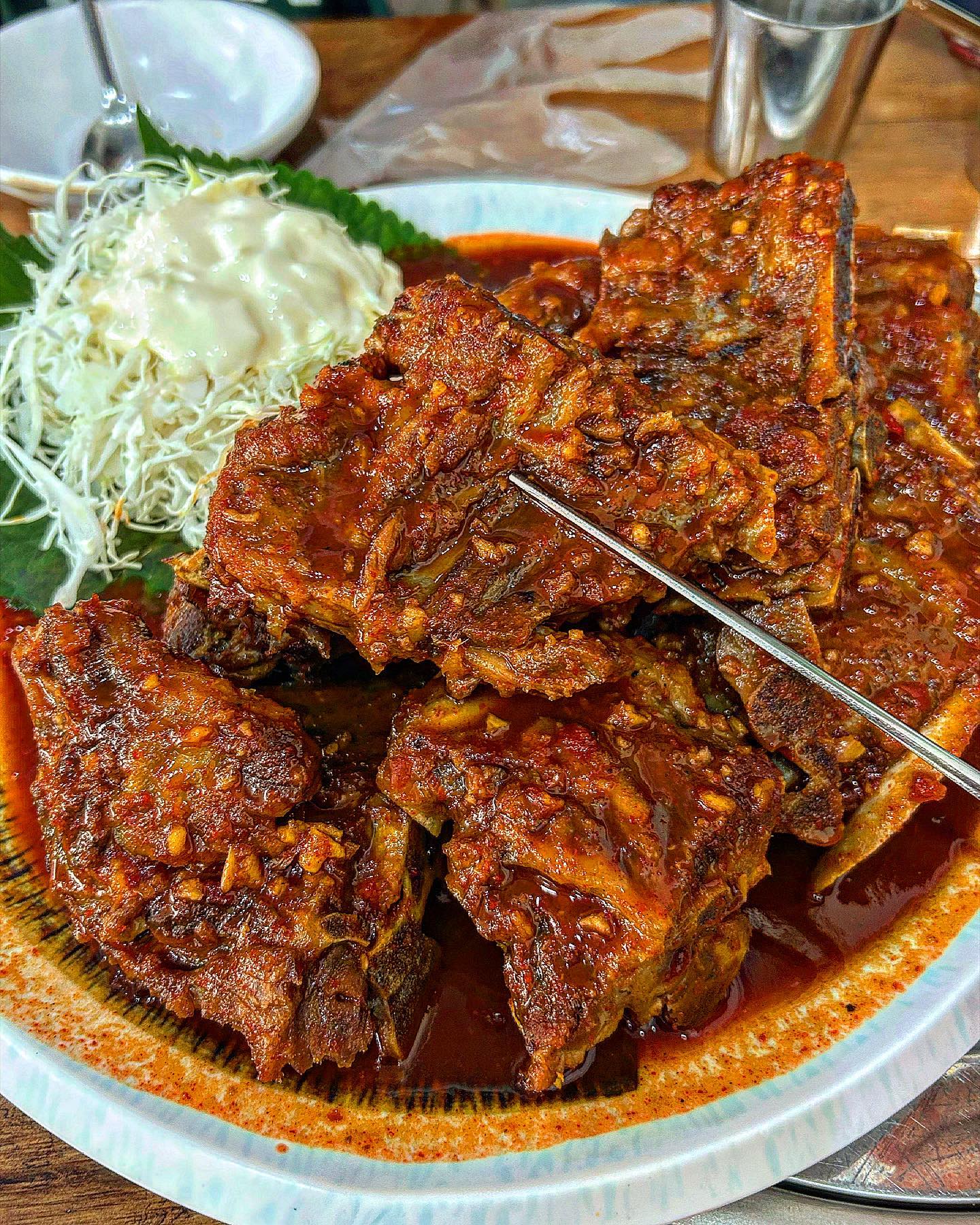 뼈숯불구이가 유명한 ’신동궁감자탕‘ 

요기 낮술 맛집이라 해서 낮술하러 본점으로 고!!! 🏃‍♀️🏃‍♀️🏃‍♀️
뼈숯불구이 소짜 시키고 볶음밥 바로 시켰어요 기본으로 주시는 우거지만 
들어간 감자탕 국물 한 입 먹고 소주 바로고 !! 뼈숯불구이는 양념이 특이해요 매콤 달콤한 불족 양념 같기도 하고 양념치킨 양념같기도 한데 많이 달지 않아 물리지 않고 끝까지 맛있게 먹을 수 있어요 소짜인데 양도 많고 양배추 샐러드까지 굳~ 근데 제가 갔을때만 그랬는지 살짝 퍽퍽해서 고기가 야들하다는 글만 보고 간 나.. 살짝 당황했지만 맛있게 먹고 나왔습니다 >< 볶음밥은 처음에 시켜서 양념, 고기에 비벼서 먹기📝

++다음에는 저녁술 하러 가야지😉♥️ j.s_vely 담에두 고!!

#신동궁뼈숯불구이 #뼈숯불구이 #감자탕 #감자탕맛집 #선릉맛집 #역삼맛집 #역삼동맛집 #역삼역맛집 #낮술스타그램 #안주스타그램 #서울맛집 #강남맛집 #강남술집 #강남술집추천