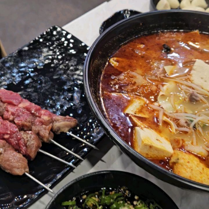 #양꼬치 #칭따오 #마라탕 #동자매마라탕

오랜만에 양고기🤫
역시 마라탕은 내 입맛에 안 맞아..

양꼬치 고기 큼지막하니 넘 맛있어버려🤤