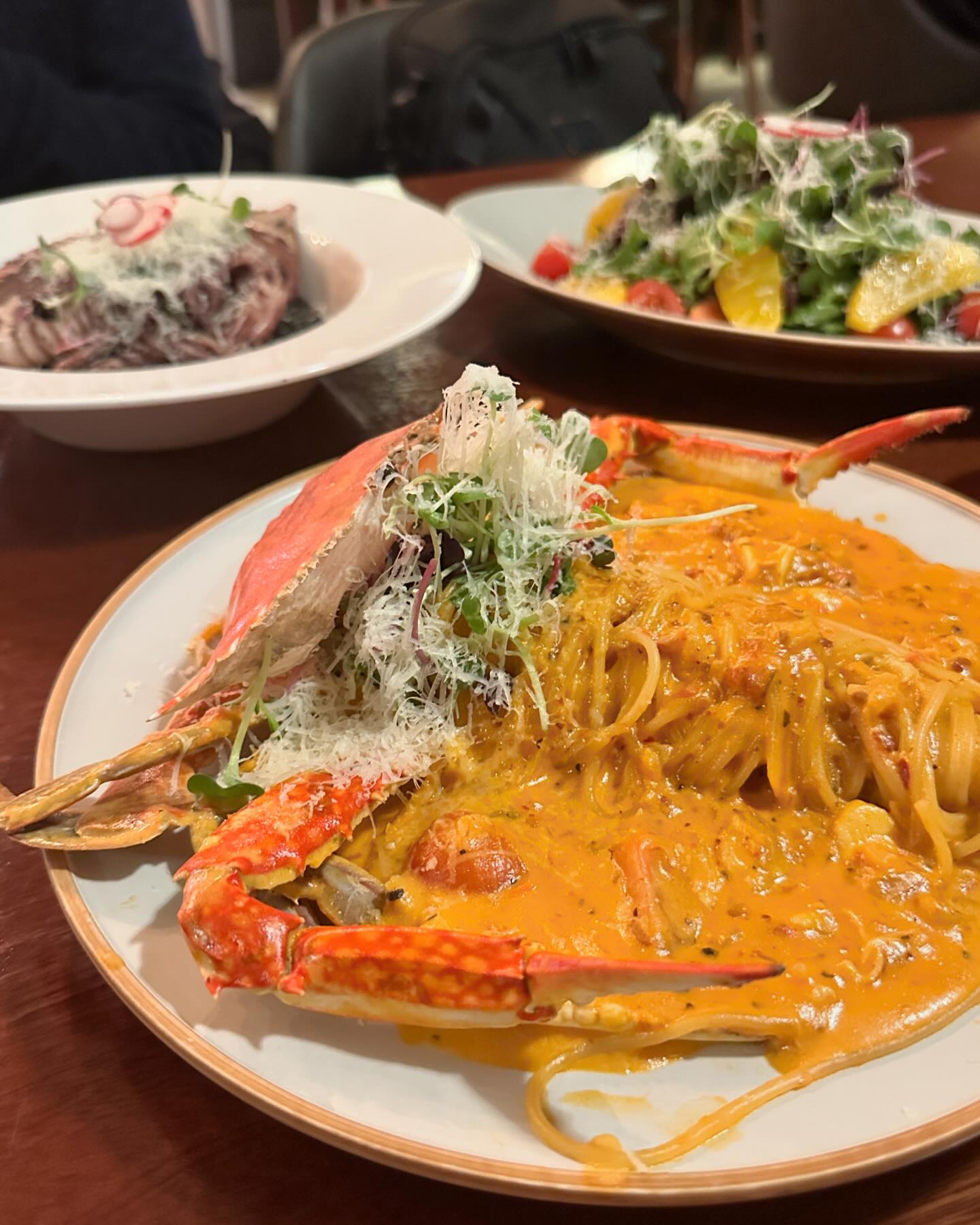 #협찬 소개팅하기 좋은 분위기 맛집 ”리미트“
오늘의 픽 메뉴 🍴
꽃게 로제 파스타 19,000원
오징어 먹물 리조또 23,000원
프레시 유자 샐러드 15,000원
앉자마자 따듯한 루이보스티를 가져다주시는데
향도 너무 좋고 따듯한 티를 마셔서 나른나른 평온해지는 기분☺️
식전 빵으로 갓 구운 모닝빵과 발사믹 소스
신선한 야채와 과일이 한가득 올라 입맛을 돋운 유자샐러드🥗
리미트에 시그니처인 꽃게 로제 파스타는
꽃게 통째로 들어가 압도적인 비줠 뭔일
게살은 다 발려 파스타 들어가 있는데
먹을 때마다 게살도 같이 씹히고 로제 소스지만
매콤해서 느끼하지 않아서 👍🏻👍🏻
오징어도 통으로 올라간 리조또
아니 사장님 이렇게 통으로 다 주시면 남는 거 있어요??
맛있지만 데이트 시엔 검정으로
입이 물드니 주의해서 주문하기🙋🏻♀️
주소
👉🏻 경기 구리시 갈매순환로204번길 8-68 1층 Re_meat
연락처
👉🏻 0507-1365-2506
영업시간
👉🏻 매일 11: 00 ~ 22:00
👉🏻 BT 15:00 ~ 17:00 / LO 21:30
👉🏻 일요일 12:00 ~ 22:00
👉🏻 주말 BT 없음
#리미트 #구리파스타맛집 #구리스테이크 #구리파스타맛집 #별내파스타맛집#별내레스토랑 #남양주레스토랑 #남양주파스타맛집 #분위기맛집 #소개팅장소 #소개팅맛집