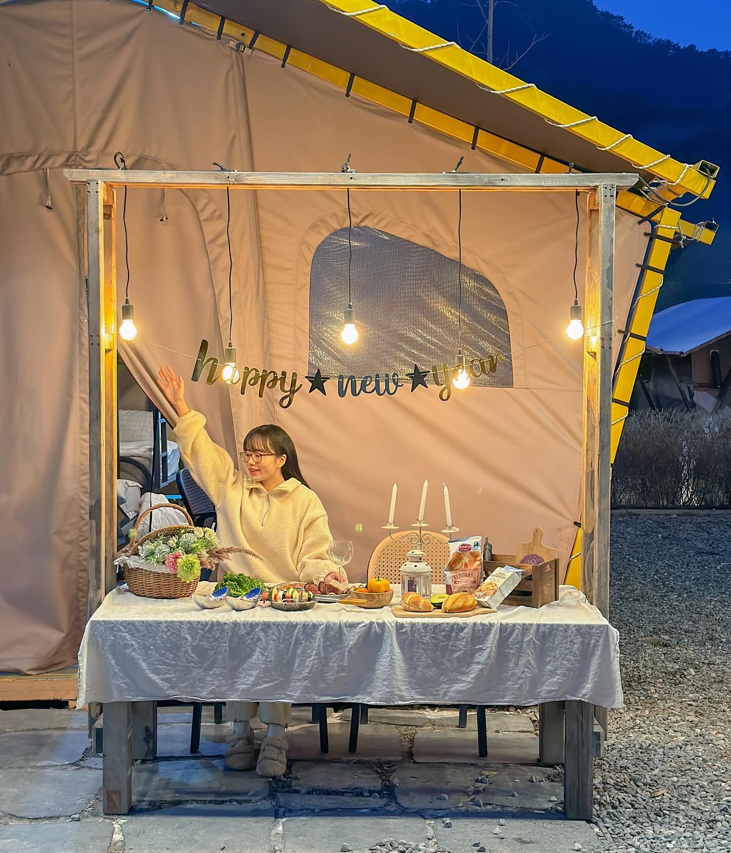감성 글램핑의 끝판왕, 공주 파크 오브 드림. #오늘의우리집🏠 

낮과 밤 모두 너무 예쁜 감성 글램핑장, 공주 파크 오브 드림.
글램핑장이 감성까지 챙기기 쉽지 않은데, 파크 오브 드림은 각종 피크닉 용품부터 감성 소품들, 예쁜 식기류들까지 종류별로 한가득이라 정말 예쁜 소풍 온 것 같은 그런 공간이였어요.

공간도 너무 예쁜데 저녁으로 훈연 바베큐를 해먹을 수 있게 준비해주셔서 풍미 가득한 바베큐로 든든하게 저녁까지 먹었답니다.
글램핑장에서 숯불에는 많이 구워먹어봤어도 훈연으로 바베큐를 해먹을 수 있다니요..!🫢

같이 준비해주신 추어탕팩은 조리하기도 너무 편하고, 고기와 함께 따뜻하고 든든하게 너무 맛있게 먹은거 있죠.

매점에는 글램핑에서 자주 찾는 각종 먹거리부터 다양한 과자종류와 라면들, 마시멜로우까지 구비되어 있어 정말 말 그대로 몸만 편하게 다녀오기 좋은 간편한 글램핑이였답니다.

겨울 글램핑도 너무 좋지만 이제 진짜 글램핑 하기 좋을만큼 날이 풀리고 있어 너무 추천드리고 싶은 글램핑장이였어요.

⛺️파크 오브 드림 (parkofdream__glamping ) #숙소제공
📍충남 공주시 반포면 동학사1로 46 파크오브드림
🕰️입실 14:00 퇴실 11:00
🚘주차공간 O
◽️개별바베큐, 반려동물 동반 가능, 기본 어메니티 등
#공주여행 #청주여행 #공주글램핑 #감성글램핑 #청주근교 #공주숙소 #청주숙소 #감성숙소 #감성캠핑 #공주가볼만한곳 #동학사맛집 #파크오브드림
