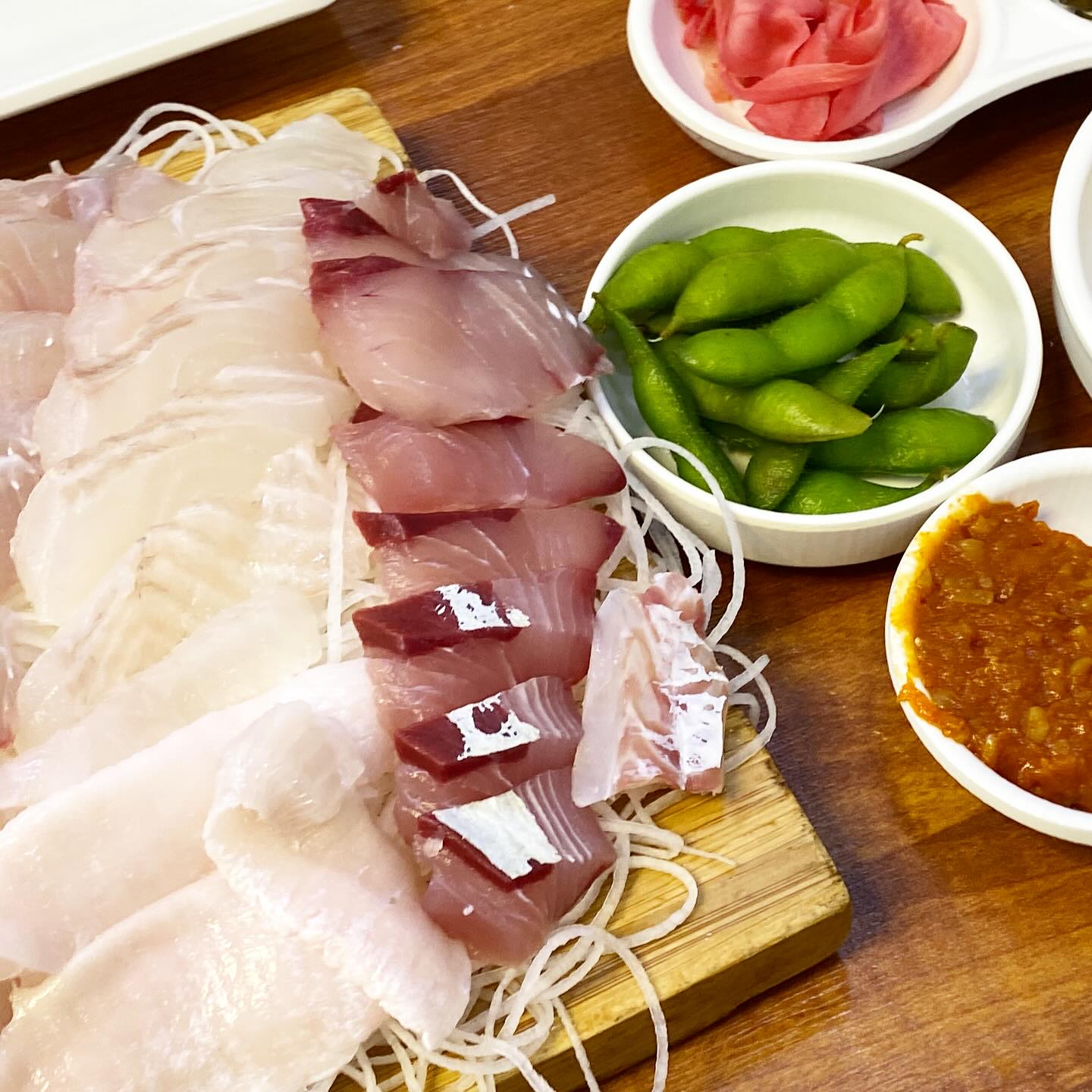 요즘 날 너무 춥죠 😭 추울때는 뭔가, 체력도 금방 떨어지는 느낌인데요
이럴 때 맛있는거 먹어주면 딱이겠다 싶어서 서귀포 올레시장맛집 다녀왔어요 🐟

✅올레강민
-다양한 회 메뉴 즐길 수 있는 곳
-모듬회를 착한 가격에 즐길 수 있어요
-매운탕까지 코스로 즐기면 딱 🌟

바로 앞에 수조가 있어서 신선한 생선 보기도 좋았구요 😄 옆쪽 서귀포 시장 장보기 코스까지 하면 딱! 서귀포 여행 코스로도 좋을거에요
#올레강민 #서귀포맛집 #제주도 #제주도여행코스 #제주맛집