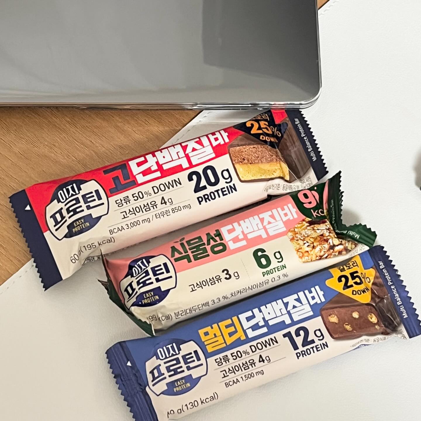 #할인구매 lottewellfood #이지프로틴바 #단백질바
이지프로틴바는 배가 고플때나 추출할때
가방에 넣고 다니면 허기가 금방사라져요 :)
무엇보다 맛이다양해서 3종으로 
즐겨먹을 수 있어서 골라먹는 재미가 있어요!
단백하면서 고소한 맛이여서
다이어트할때는 특히 쟁겨서 먹고싶은 제품이예요!
#이지프로틴 #이지프로틴단백질바 #뷰티 #패션  #코덕 #디자인 #롯데웰푸드 #먹방 #음식 #프로틴바