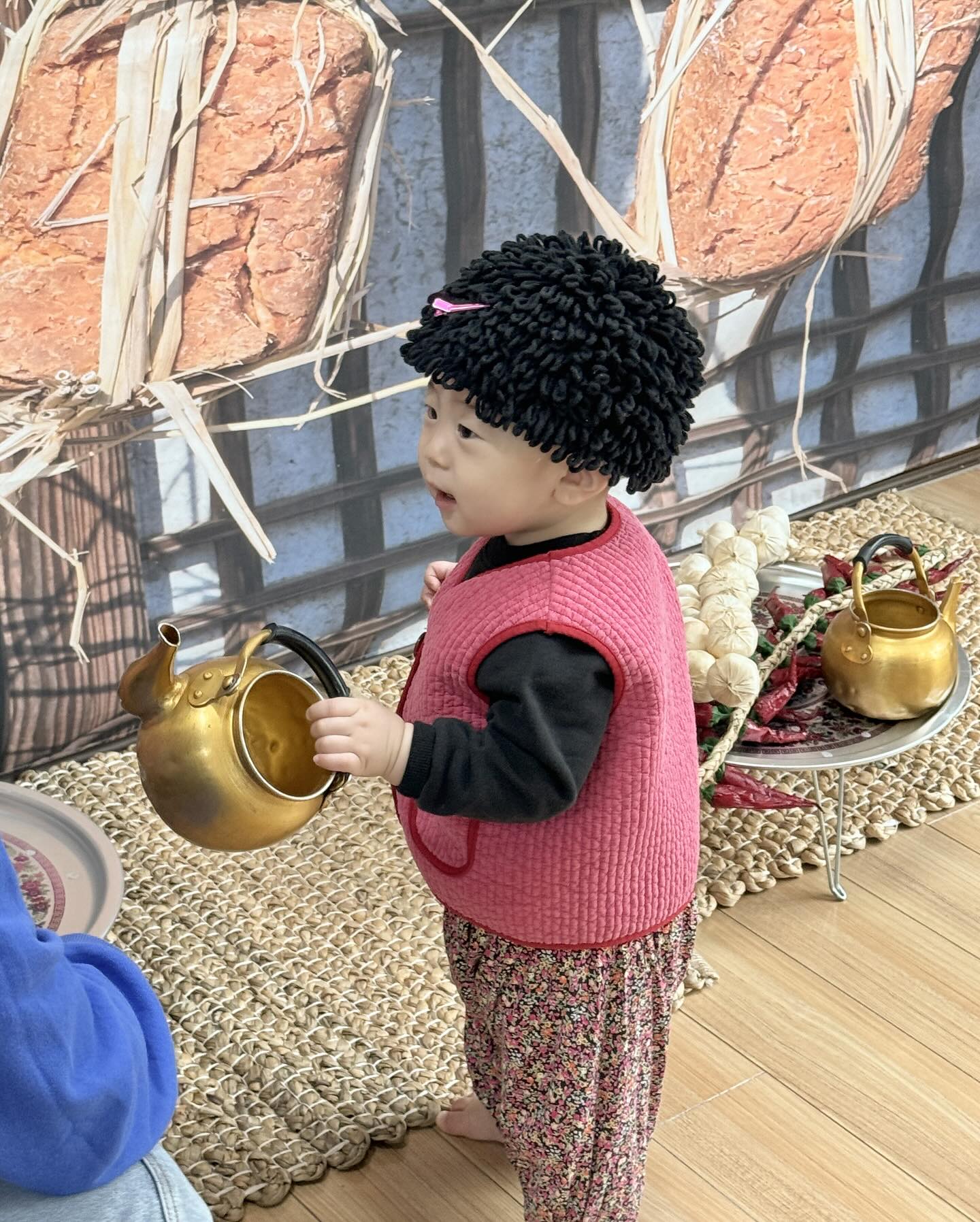 ⠀ 
안냐세여 도줌마애오 〰️
김장한다해가 배추 함 뽑아봤으예🥬
(뽑고 기분좋아서 박수치는게 킬포ㅋㅋㅋㅋㅋ)
옆에 아재한테 막걸리도 한잔 따라드리고예
재밌었습니데이👍🏻
⠀ 
⠀ 
#황도🍑 #로랑이 #15개월아기 #호랑이띠아기
#문센데이 #문센수업 #문센룩 #김장룩 #아들맘
#아들맘소통 #아들바보 #아들맘그램 #귀여운아기
