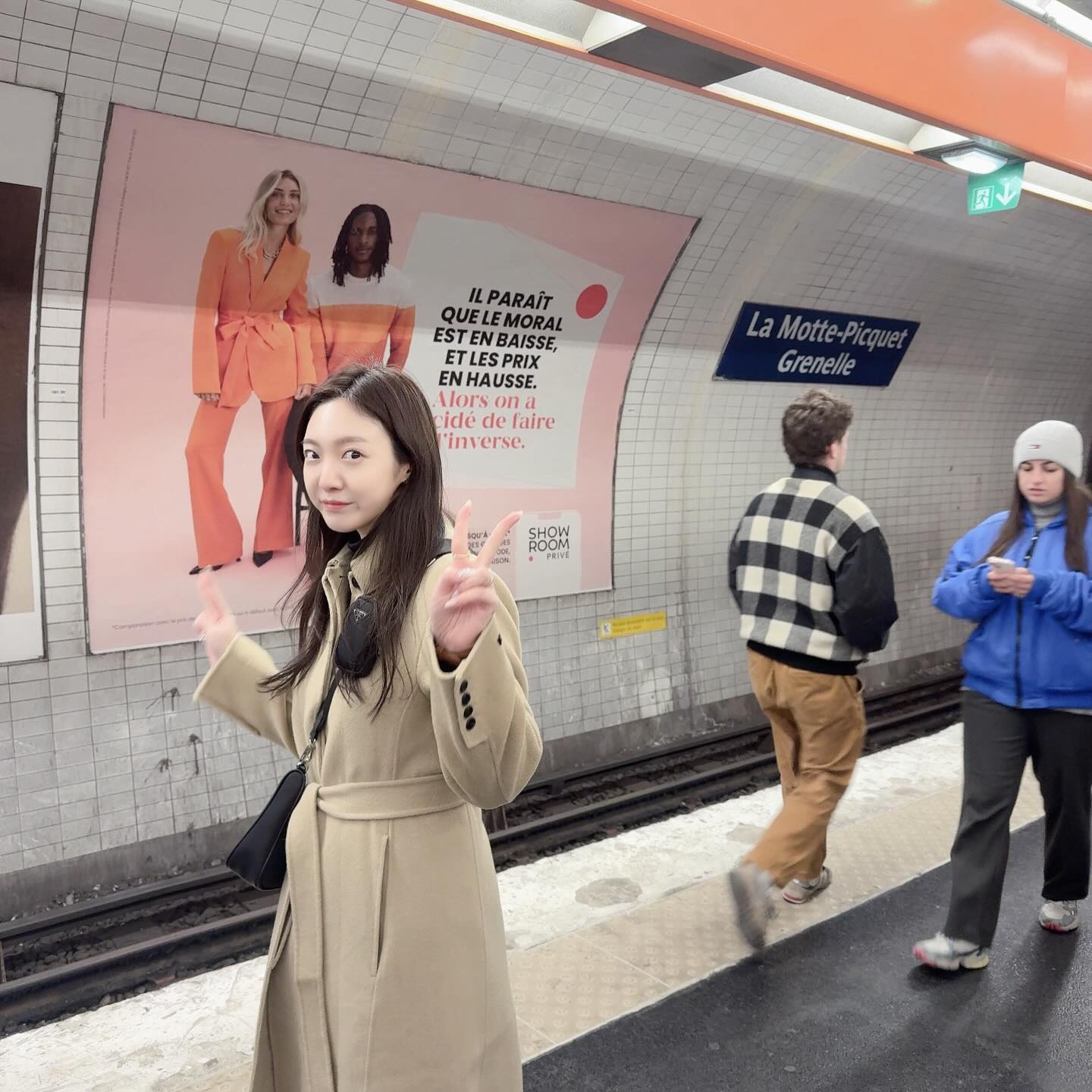 𝐹𝑟𝑎𝑛𝑐𝑒 𝑃𝑎𝑟𝑖𝑠🇫🇷
드디어 파리❤️ 파리첫날 지하철 고수가 되엇따
스벅너무 반가워서 바로 직행 양파스프 짱맛있어서 자꾸생각남
밤산책하다가 본 기아매장 뿌잉이도 너무 반가워서 찍음
가려던 매장들도 대기없이 바로들어가고 럭키걸🛍️
내편남편 사룽💝
#신혼여행 #프랑스 #파리 #에펠탑 #paris #eiffeltower 
#현진철민_신혼여행