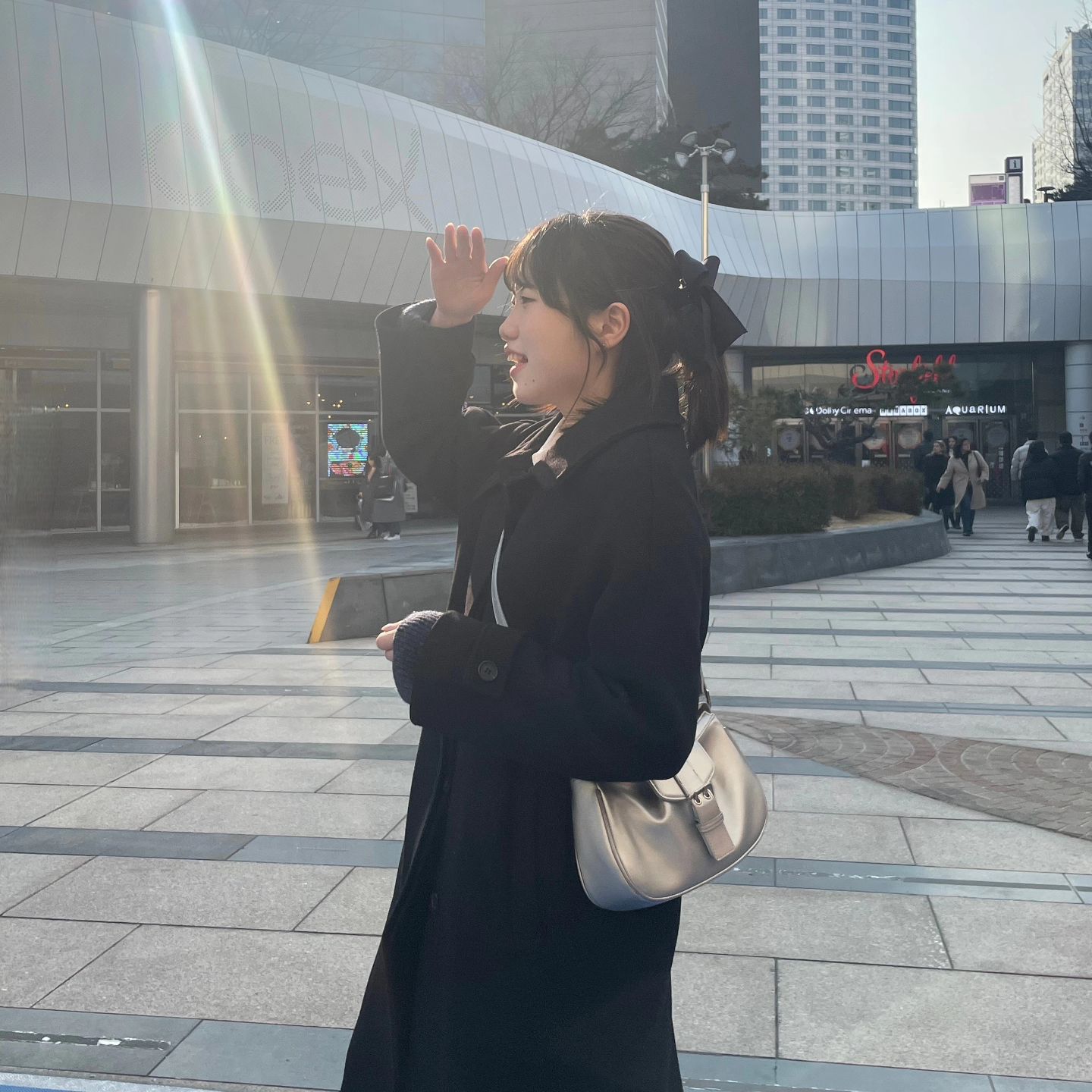 🩷29번째 게시물🩷
-리본 달면 기분이 조아요..🤭 사실 저번에 취업소식 알리면서 한개 올렸는데 제 최애 사진이라 3컷 다 올려버립니당🫶💕

#패션모델 #03 #04 #selfie #미니멀룩 #스트릿룩 #대학생룩 #직장인룩 #코디추천 #카페 #겨울여친룩 #패션계정맞팔 #고양이상 #여친룩 #봄 #lookbook #에이블리 #데이트룩 #fashion #오오티디 #ootd #선팔하면맞팔 #맞팔해요 #좋반 #댓글반사 #협찬환영 #소통해요 #ファッション #followforfollowback #likesforlike