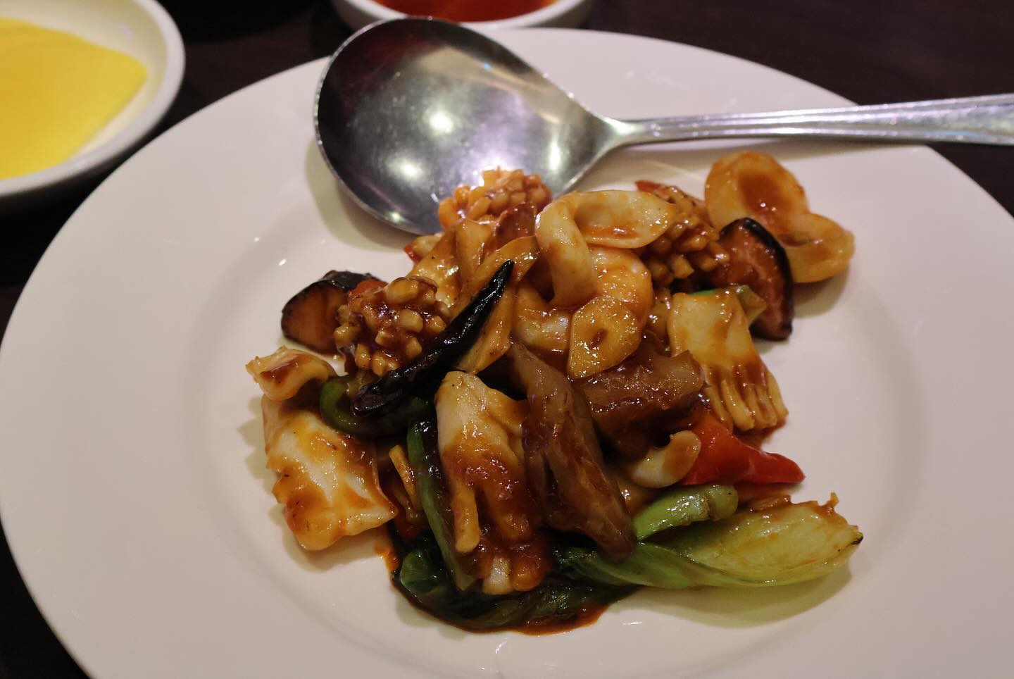 #협찬

-
#북경 #고잔동북경 

-룸이 많아 가족모임 or 회식으로 딱
-안산 짬뽕맛집 찾는다면 여기
-런치타임 코스요리가 따로 있어서 부담되지 않음!

우리가족 셋이서 다녀왔어요!
미리 예약을 해서 룸으로 안내 받았고, 
아이가 있어서 다른 손님한테 피해를 줄까 걱정 할 필요가없었어요!

A코스 요리ㄱ
해파리냉채 / 게살스프 / 찐만두 / 
팔보채 / 유린기 / 등심탕슉 / 짜장 /후식

이렇게 총 8가지 음식이 적당한 양으로 나와서
배부르게 너무 잘먹었어요!

요리 하나하나 너무 맛있었고
다음에 가족모임할땐 여기서 먹기로!

#안상시청맛집 #안산시청중국집 #안산중앙역맛집 #안산고잔역맛집 #고잔동중국집 #고잔동중식 #안산짬뽕맛집 #고잔동짬뽕 #안산중앙동짬뽕