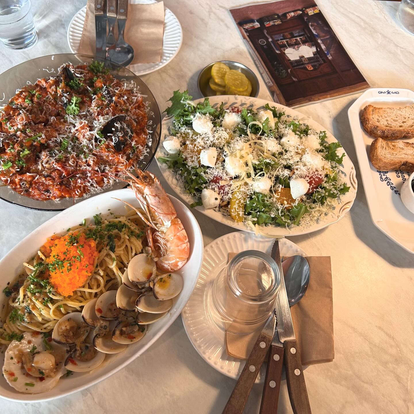 ✨MYFAVORITEFASTA✨
🍽️ #마이페이보릿파스타
🦐아르헨티나새우오일파스타
🦑🍅해산물토마토리조또
🧀🥗보코치니 치즈샐러드
🥔화이트프라이
#협찬
오전에 브런치처럼 딱 즐길 수 있고, 점심 저녁 데이트로도 딱!̐̈ 
(공간이 넓진 않아서 예약을 하면 더 좋을거같아요😊)

새우오일파스타 날치알이랑 섞어 먹으면 👍🏻😍
토마토리조또 토마토베이스 해물맛이 👍🏻😍
샐러드도 상큼하니 입맛에 쏘옥👍🏻😍
화이트프라이 딱 맥주안주 손이가요 손이가👍🏻🍻🍺

다 맛있었고, 배가불러서 다른 메뉴는 못먹었지만 다른메뉴들도 마싯어보였다😊 4명정도가서 여러 매뉴 다 시켜도 될거같다라지🤔❣️

(주차장이 없어서 좀 힘들어따,, 🥲 그냥 골목에 어디 주차해야한다는점,,!̐̈ )

** ❌ 화_정기휴무
** ⭕️브레이크 타임 15:00 ~ 17:00
** ⭕️OPEN 11:00 ~ 21:00