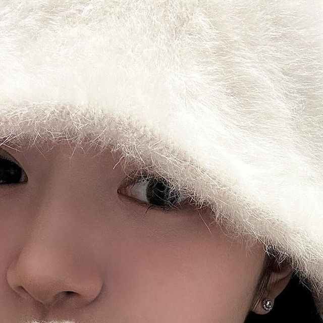 Yun on Instagram: "겨울이니 목도리를 꺼내봅시다,,☃️☃️ #협찬 . . . . . . . . . . . . . #롸잇히어 #right_here #쇼핑몰추천 #패션계정맞팔 #맞팔그램 #셀피 #셀스타그램 #좋반 #좋아요반사 #스냅모델