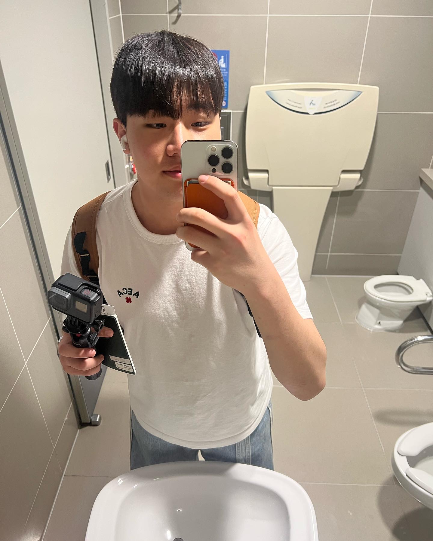 [2달 늦게 쓰는 베트남 여행기]

어려서부터 경험이 많은 사람들을 많이 존경해 온 나로써, 내 내면의 부족한 경험을 쌓기 위해, 문득 올해 목표를 "매달 한 번 씩 해외 나가보기"로 정했었다

하지만, 여행지는 가기 싫다 정말 현지 삶을 경험해 볼 수 있는 곳만 골라서 갈 계획이다

목표를 정한 당일 바로 Trip.com으로 제일 싼 항공편을 알아보기 시작했고, 예상 외로 호치민이 저렴한 비용(왕복 20만원)으로 구매할 수 있어서, 바로 구매했다

생각해 보면, 처음 혼자 떠나본 해외여행인데, 여행 나가기 전까지 한 번도 혼자라서 걱정된 기억은 없다 오히려 주변에서 걱정할 정도..

그렇게 바로 떠난 호치민은 "아는 맛인데, 새로웠다"로 정의할 수 있을 것 같다 

수학여행으로도 베트남을 다녀와 봐서, 현지 분위기에 적응하는 데에는 오래 걸리지 않았지만, 혼자 떠난 여행이라 더욱 새로웠다고 할 수 있다

수 많은 오토바이, 클락션 소리, 넓은 빈민가, 많이 발전되었다고 하지만 아직 우리나라 70년대를 보는 느낌이었다

혼자 여행하면서 제일 좋았던 거는 다양한 사람들을 서슴없이 만날 수 있었다는 거 큰 공원 축제에서 베트남 현지 친구들을 만나 같이 놀고, 가벼운 에어비앤비 투어를 예약해 세상을 모험하는 외국인 친구들을 만날 수 있었다는 거

혼자가 아니였으면, 지인들 눈치보고, 계획 변경하고, 여럿 난관이 많았을텐데 혼자여서 많은 친구들을 사귀고, 그들의 스토리를 듣고, 배울 수 있었다

이번 여행에서 제일 많이 느낀 거는 "정말 세상에는 다양한 사람들이 있고, 각자의 인생을 행복하게 사는구나"였다

누구는 벤탄 시장에서 짝퉁 신발을 팔고, 누구는 적은 예산으로 전 세계를 돌고 있고, 누구는 뉴질랜드에서 개발 공부를 해서 싱가폴에 있는 코인베이스에서 일 하고 있고, 정말 다양한 스토리를 가진 사람들이 많았지만 멀리서 볼 때는 꽤나 행복해 보였다

여행을 하면서 또 한 가지 느낀 점은 "한국 사람들이 안타깝다"였다 작은 땅 속에서 서로 엄청나게 경쟁하고, 물고, 뜯고, 조금은 한정된 시선으로 치열하게 경쟁한다 가끔은 더 넓은 시선으로 더 크게 바라보았으면 한다

앞으로 더 많이 해외를 나가면서 느낄 것 같기는 하지만, 세상은 생각보다 넓다 더 큰 무대를 바라보고 상상하면서, 세상이 무대인 인생을 모두 살았으면 한다

비록 3일간의 짧은 여행이었지만, 그 속에서 다양한 음식과 사람들, 문화를 경험하면서 새로운 경험치를 쌓아 나아갔던 것 같다

앞으로 더 다양한 나라와 문화와 경제를 경험하면서, 아직 탄탄하지 않은 내 가치관과 미래 로드맵에 더 많은 영향을 끼치길 바란다

#베트남 #호치민 #여행일기