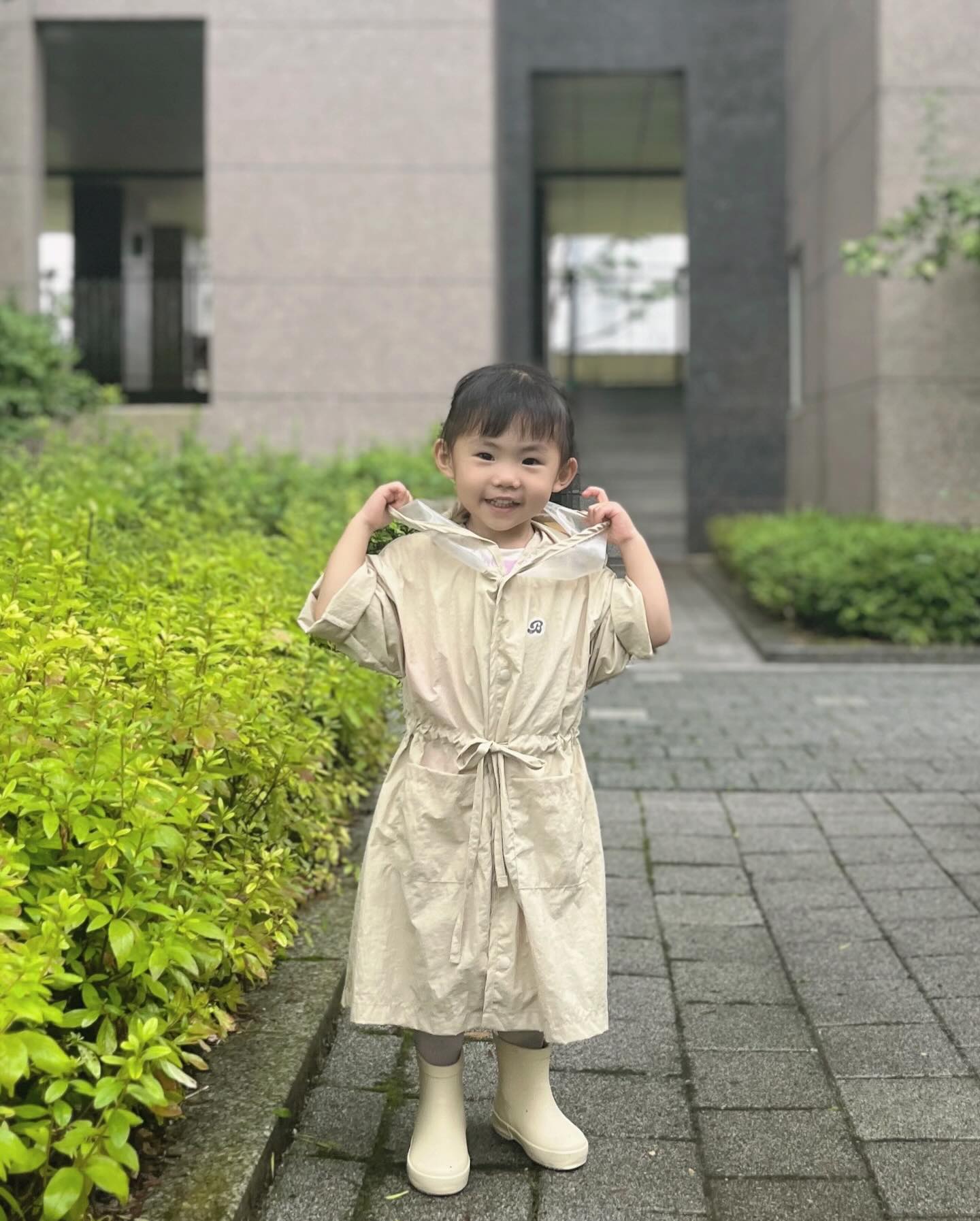 ☔️ 장마템

서윤이 우비/장화 정보 요청 넘 많아서 따로 올려요 !

우비 : 벨라밤비나 우비 (S, 베이지)
작년에는 엄청 컸는데 올해는 넉넉하게 잘 맞고 
내년도 가능해보임 👀🤎 가볍고 넘예뻐요 추천 !!!! 

장화 : 산지 넘 오래돼서 정보가 없어요 🥹
carkids 라고 써있고 24 사이즈 입니다.
작년에 크게 사서 신었지만 벗겨지진 않아서 잘신었고
올 해가 마지막일듯 사이즈가 넘 딱맞음.

👶🏻 30갤 서윤 키 93cm 몸무게 13.5kg 신발 160mm

#아기우비 #아기장화 #벨라밤비나우비 #30개월아기