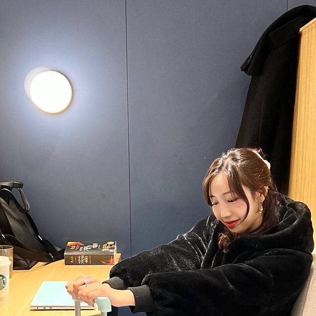 현지(현디)🇰🇷 on Instagram: "공항에서 젤 귀엽고 예쁜 캐리어 가진 사람 나야 나!!!!🐰🩵 진짜 너무 귀염뽀쨕한데 실용적 그 자체,,,🥺 여행 맨날 가고 싶은 코와르 18인치 여행캐리어✈️