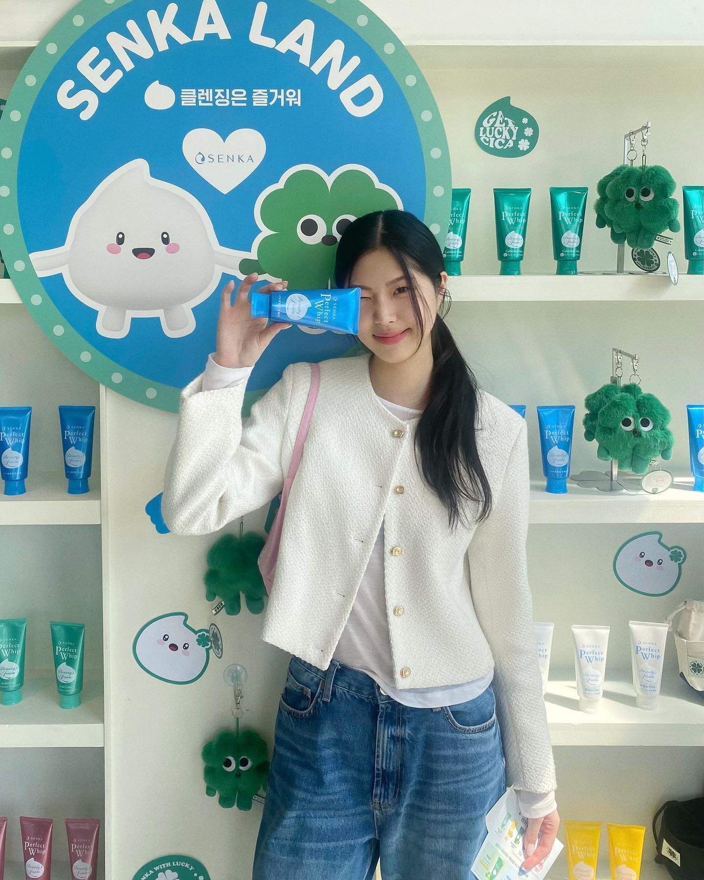 senka.korea 

<#센카랜드 >
 성수에 센카랜드가 열려 먼저 다녀오게 되었는데요!
시카를 닮은 네잎 클로버의 행운을 모티브로 ’슈퍼 럭키 201‘와 만나 다양한 이벤트 참여로 귀여운 스티커와 굿즈와 트라이얼 샘플 그리고 스페셜 기프트까지 받아볼 수 있더라구요-)

여러분도 NEW 퍼펙트 휩 출시를 기념해 클렌징의 즐거움을 경험할 수 있는 SENKA LAND 로 초대합니다🍀

초대해주셔서 감사합니다:)

DATE | 04.01 ~ 04.07
TIME | 11am ~ 6pm
VENUE | 위키드와이프 (성수일로 1)
*주차 공간이 마련되지 않아 대중교통 이용 부탁드립니다.

#센카 #퍼펙트휩카밍시카 #클렌징은즐거워 #센카x슈퍼럭키 #센카랜드