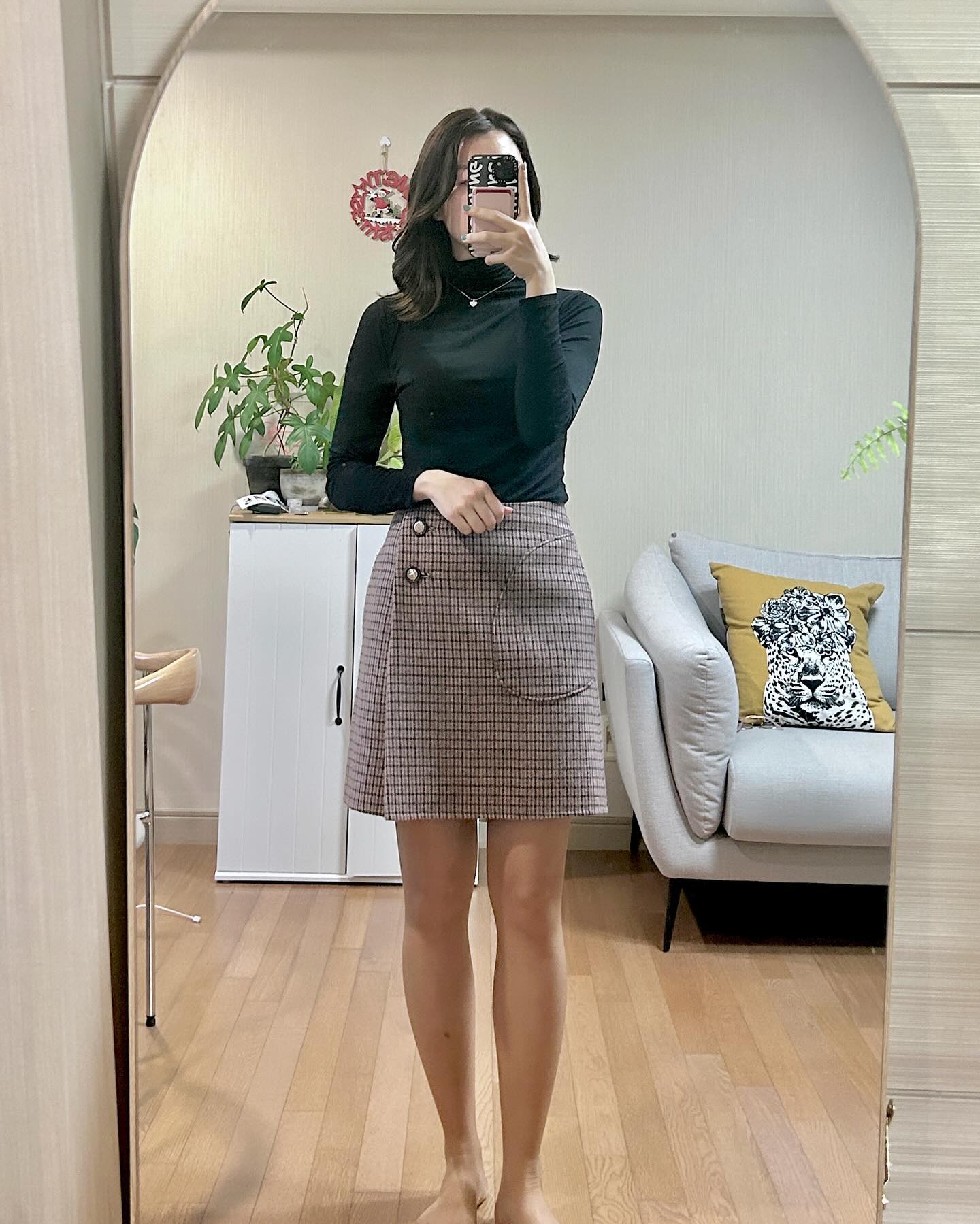 #glamjh_ootd #뗘니룩 #협찬 
비오는 월요일 오늘듀 출근🌧️
겨울이되면 블링블링해지고싶어서 악세서리가 눈에 드는 요즘
mattic.store 에서 보내주신 목걸이 착용👀✨
문스턴 하트원석 실버 목걸이인데요
블랙 목폴라에 찰똑..🖤 
따뜻한 날씨엔 셔츠에 입어도 넘나 이쁠거같은🫶🏻
너무 이쁜템들 많이 보여주셨는데 하나하나 착용하구 올려볼께요💕

Bottom : sjsjofficial 
Necklace : mattic.store 🎁