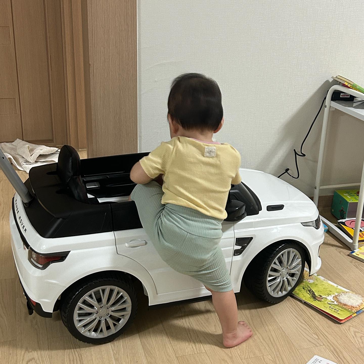 👶🏻D+346~352🐯
1. D+346  바자회💕
 좀 어이없었던😅
 애기야 문부터 열고 타야지🚙
2~4. D+347  바라클라바, 수면조끼 쏘 큣 (ㆁᴗㆁ✿)
 윗니 등장 두둥😬🦷🪥
5. D+348  할머니 차타고 장난감 반납하러 춍춍🚂🪁🪀🧸
6~7. D+349  걸음마연습보다 이런게 더 재밌지??
 (⊃｡•́‿•̀｡)⊃━✿✿✿
 캡모자도 이뿌네🧢💕
8. D+350  급 동물원 나들이🐻🐆🦁🐘🦛
9. D+351  웃어서 미안해🫶🏻🤣
10. D+352  잘 할진 모르겠지만 일단 대여💪🏻 
 축구⚽️ 농구🏀 볼링🎳 다 됨
 걸음마 연습하다 처음으로 넘어져서 손등 조금 까졌다🥺