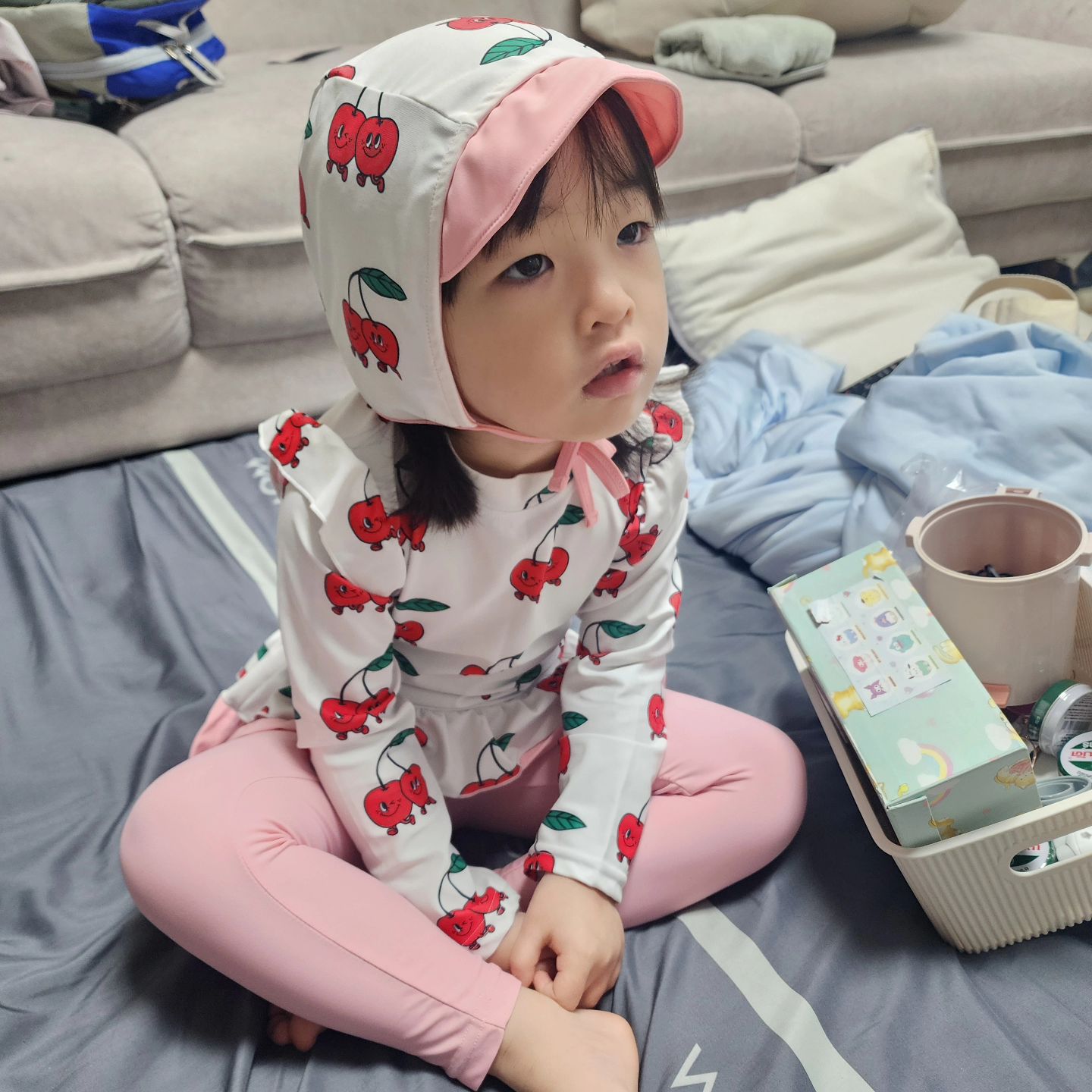 얼집에서  물총놀이한다고 수영복입고 등원!!
얼집에서 했잖아...

하원하고오자마자 다시 시작된 물총놀이
물 두번이나 받음...

덥다..더버...

재밌니...

에어컨켜놨어... 집에서 시원하게있자.... 드가자...제발

#딸#딸스타그램#육아#일상#애스타그램#물총놀이#워터밤#안가도될따#엄마쏘지말라고#하원#피곤하네