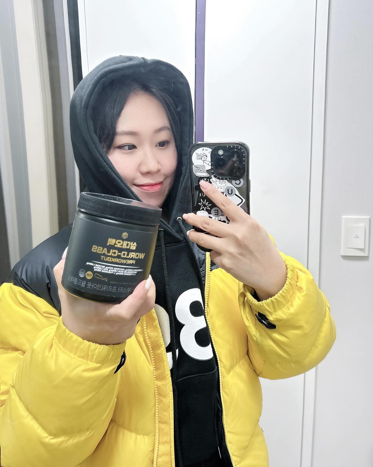 #협찬

헬스부스터 전문 브랜드 ‘삼대오백’ 운동을 좋아하는 분이라면 요즘 많이 들어보셨을거에요.💪🏻 저도 지인 소개로 여기 영양제 꾸준히 섭취 하고 있는데 이번에는 분말형 헬스부스터 EAA를 🏊🏻‍♀️수영하기 전에 먹기 시작했슴당!

퇴근후 운동가기 전에  밥 먹기는 애매하고 체력 방전으로 기력은 딸리고 단백질쉐이크도 조금(?)물리는데, 삼대오백 헬스부스터 프리워크아웃 월드클래스 한 스푼에 물만 있으면 OK👌🏻텀블러에 넣고 흔들면 영롱한 오렌지빛 음료가 바로 완성 되그든여~🤍

달달하니 찐~~한 오렌지 음료 맛!!🍊당도 제로고 칼로리도 낮아서 운동 하기 전에 부담없이 마실 수 있어서 넘나 굿굿!👍🏻

확실히 수영하기 10분 전에 마시고 운동하니까, 안 마실 때 보다 집중도가 확 올라가요!!,✨맨날 뒷심 부족해서 뺑뺑이 돌다가 뒤떨어졌는데 삼대오백 부스터 마신날은 탄력받아서 끝까지 지치지 않고 수월하게 돌았어요. 운동 끝나고도 개운하고, 몸이 가벼운 느낌이요!! 진짜 최고🔥

새해, 운동 시작하시는 분들! 무조건 삼대오백 하세요~💛💛💛

🏷️ 운동 전에, nutricomeon 

.
.
.
#캐시리뷰 #캐시리뷰체험단 #월드클래스분말 #삼대오백 
#수린이 #수영하는여자 #수영하는날 #에너지부스터 #수영일기
#오운완 #오수완 #🏊🏻‍♀️