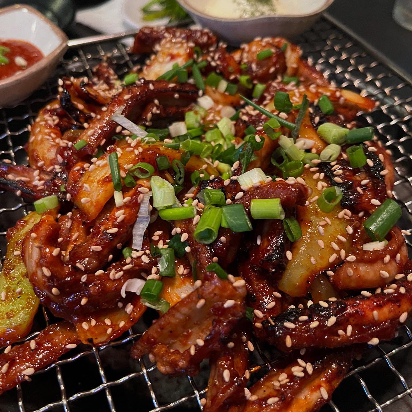 숯불향 가득 넘 맛난 꼼장어와 술온도에 민감한 우리에게 엄청 시원한 맥주까지있어 더욱 애정하게 된 #만구기네화로불닭발

기본반찬으로는 부추무침,콩나물국,깻잎쌈,케요네즈샐러드가 나오고 세트시키면 부침개,계란찜,주먹밥까지 주신다👍🎉 근데 가격이 넘 저렴함👌 꼼장어2인세트 37.0 🥹🥹 ++요기 숯불닭꼬치도 짱맛있음👍

🍄만구기네화로불닭발
🍄서울 강남구 강남대로122길 30 

#만구기네 #신논현맛집 #신논현술집 #논현맛집 
#영동시장맛집