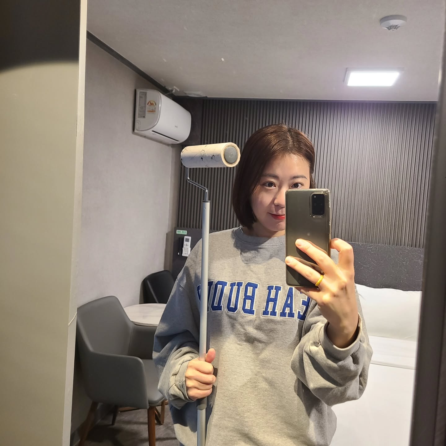 요즘 내 일상ㅋㅋ 청소 마친방 돌돌이 들고 점검 중~
매일 다이슨하던 머리도 여기선 사치라 숏단발로 싹뚝
못 씻는게 일상~ 겨울이라 다행이다🤣
사업 시작하고 미친듯 널뛰기하던 기분도 이제 조금 안정을 찾아가고 있다. 일희일비 한들 어찌될 수있는게 아니니
힘들다 징징대고 후회한들 어차피 겪어야하는 시간
긍정적으로 생각하고 다 경험이라 생각하고 성장하자!!
할 수있다!!!

#남양주모텔 #초보사장 #초보사장성장기
#호텔윈스테이 #일상기록 #모텔은아무나하나 #사업은무조건타이밍
#성공하자