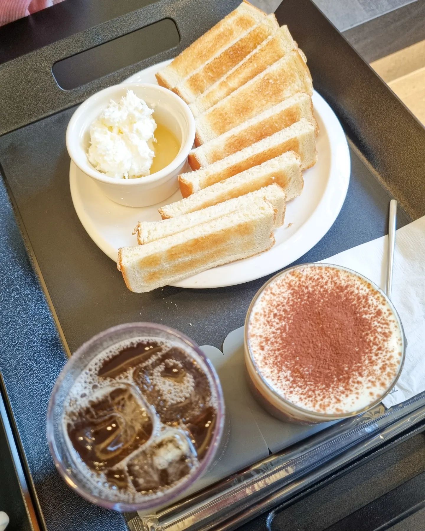 #카페리노

광교에서 유명한 카이막 맛집 후기!

한참 SNS에서 카이막이
천상의 맛이라면서 뜰 때,
너무 맛 보고 싶었었는데
가까운 곳에 카이막 맛집이 있어서
다녀왔답니다 :D

이번이 재방문이기도 한데,
첫방문 때는 샌드위치랑
샐러드파스타를 맛봤었거든요.
그때도 너무 맛있게 먹었던 곳인데
카이막도 맛집인지 몰랐지 뭐예요...?!

카이막은 튀르키예 음식인데
사장님께서 직접 그곳에서
정통 카이막 만드는 법을
배워 오셨다고 해요!

꿀이랑 같이 토스트에 발라서 먹으니까
진짜 너무 맛있는거 있죠?

아인슈페너랑 함께 먹었는데
완전 환상의 맛이였오요...!!!

그리고 카이막이랑 함께 주문한
단호박 샐러드는
양도 푸짐하고, 야채들이
정말 신선하더라고요.

맛있어서 매일 먹고 싶다는
생각이 드는 카페리노...!

다양한 메뉴들이 있어서
메뉴 도장깨기 하러 가야겠네요!
카이막은 계속 생각날 것 같아요!

다음에는 함께 오지 못한
다른 아이들에게
천상의 맛을 맛 보여줘야겠어용ㅎㅎㅎ
카이막 드셔보시고 싶으신 분들은
정통 수제 카이막 맛집인
광교 카페리노 고고😍

cafe.rino_

✨이용안내 및 꿀Tip✨
✅영업시간 : 매일 10:00 ~ 21:00
✅전화번호 : 0507-1345-4125

📍카페리노
경기도 수원시 영통구 광교호수공원로 20 더샵 광교레이크시티 근린생활시설동 1동 지1층 B1-44호

#광교카이막 #수원카이막 #광교브런치 #광교앨리웨이카페 #앨리웨이카페 #광교카페 #카이막맛집 #광교샌드위치 #광교샐러드 #수원카페 #수원카페추천 #광교카페추천 #광교호수공원 #광교호수공원카페