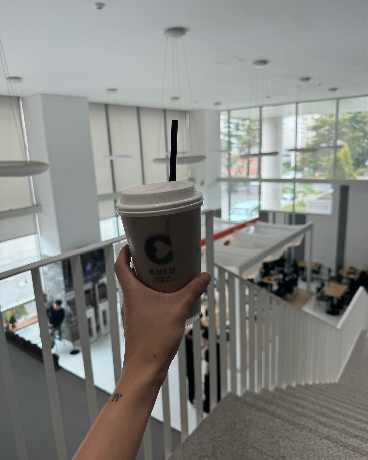 __춘천 E컵, 신규회원 무료보증금❓

춘천 E컵, 2번째 이야기!!!

춘천 E컵이 대체 뭐데요? 하시는 분들이 많으실거에요😊

춘천 E컵은 친환경 소재로 만든 재사용이 가능한 온냉 모두 가능한 리유저블 컵입니다👍

1️⃣플레이스토어와 애플스토어에 춘천E컵 어플 다운로드 후 회원가입하기
2️⃣내위치, 강원도 선택하여 제휴 카페 찾아보기
3️⃣음료 주문 시 춘천E컵으로 할게요~ 요청하기
4️⃣춘천 E컵에 담겨있는 음료 수령 시 E컵 어플 내 QR코드를 스캐너에 찍어주세요
5️⃣반납 시에도 동일히게 QR코드 인식 후 E컵 반납해주시면 됩니다

여기서 잠까아아아아ㅏ아앙ㄴ‼️‼️‼️‼️‼️‼️
혹시 E컵 사용 하시면서 탄소중립실천포인트는 안하시는거 아니죠😲
탄소중립실천포인트도 회원가입은 무조건이죠
왜냐~ 춘천E컵 사용할 때마다 300원씩 환급 받을 수 있다는 것

꼬오오옥! 잊지마세요🥰

#팬도로시 #춘천카페 #춘천E컵 #이리와 #춘천다회용컵 #한림성심대 #한전 #한림성심대학교 #팬도로시카페 #카페 #춘천 #카페추천 #카페스타그램 #커피 #카페라떼 #못잃어