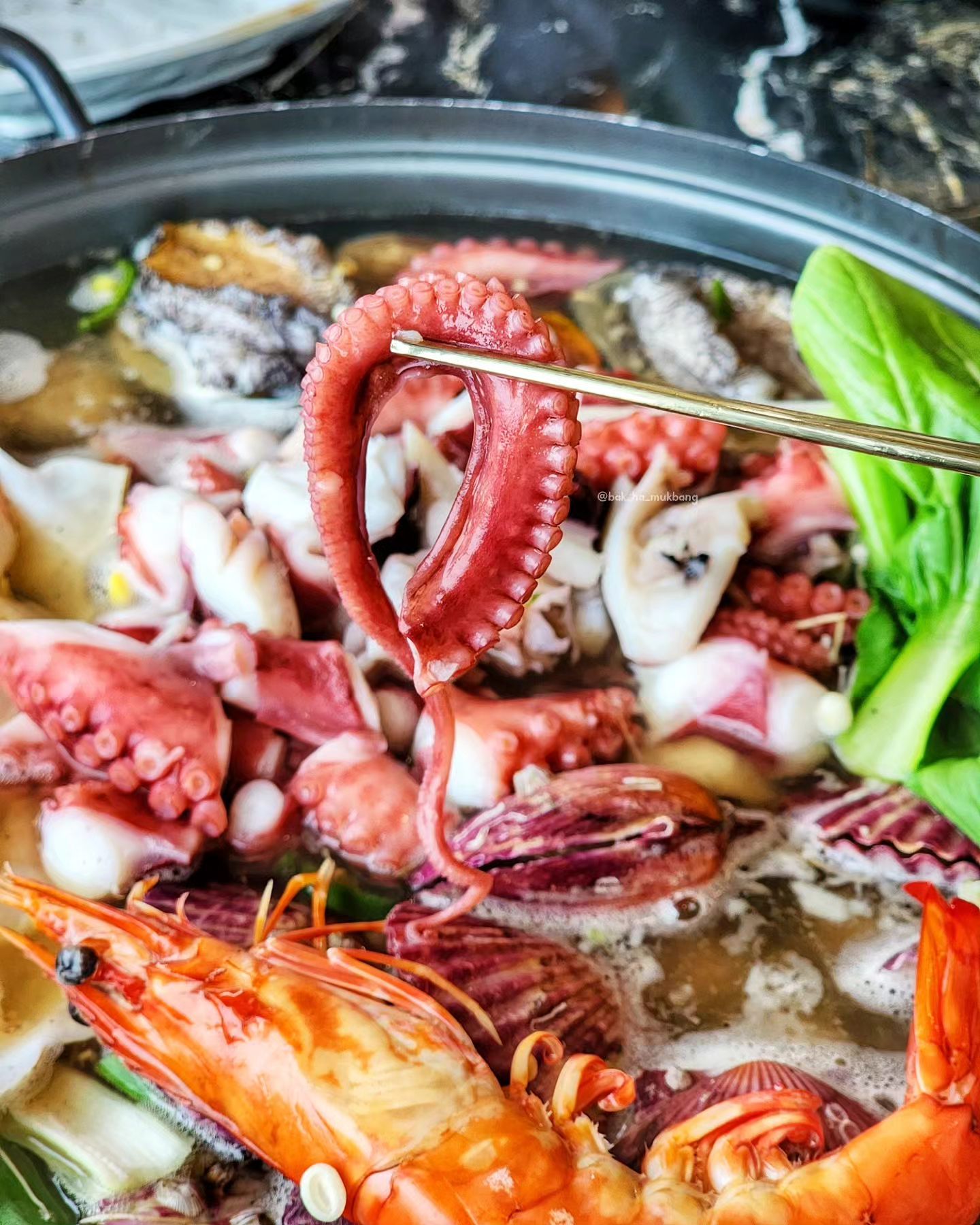 ✅#박하의먹방_창원 #바다상회해물칼국수
#창원맛집 #주남저수지맛집 #동읍 #북면맛집
-
• 황제 통문어 해물칼국수(소) 47,000원
• 해물 왕창 파전 18,000원
-
찬바람불 때 뜨끈한 국물! 캬~~~
⠀
창원 주남저수지 인근에 위치한 바다상회해물칼국수
싱싱한 해산물과 야들야들 부드러운 통문어가 들어
맑고 깔끔•개운•담백한 국물이 속을 녹여줘요👍
다먹어갈쯤 칼국수 사리넣고 푹 삶아 김치랑 먹음 끝남!
김치도 너무 맛나요>.<
⠀
여기에 이름 그대로 해물이 왕창 든 큼직한 파전은 필수!
바삭하게 구워달라고해서 튀기듯 바삭촉촉 너무 맛나자냐💚
가족단위로 많이 식사하시더라고용!
드라이브 겸 몸보신 되는 해물 가득 칼국수 추천해요💙
-
#내돈내산 #창원칼국수 #칼국수 #면스타그램
#맛집 #맛스타그램 #먹스타맞팔 #먹스타소통
#먹팔 #맞팔 #맛집탐방 #파전 #먹부림