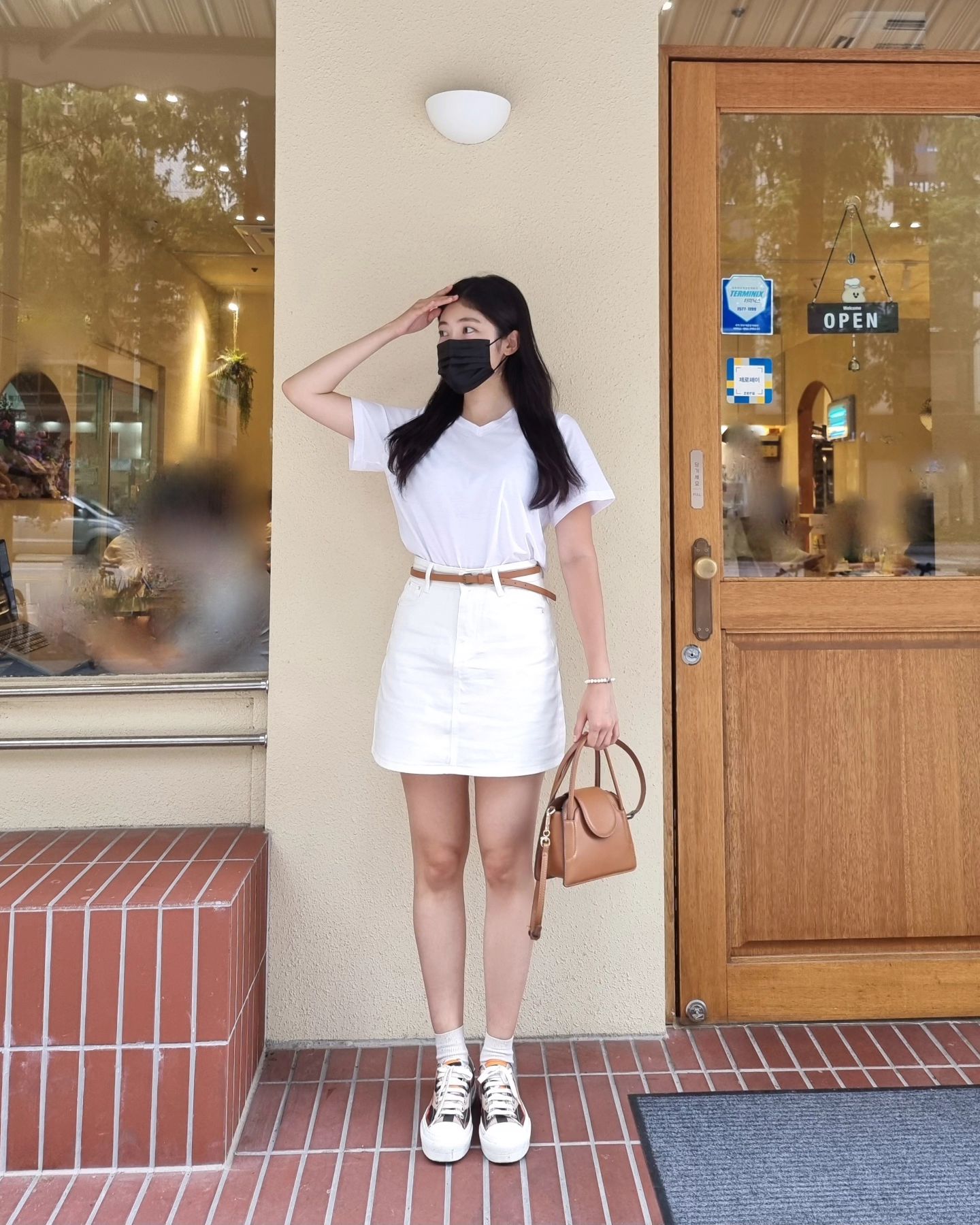 #협찬 

여름에 시원하게 입기 좋은 마롭 maloupe_official  5204 브이넥 티셔츠로 화이트+브라운 조합의 캐주얼한 코디 완성 ٩꒰｡•◡•｡꒱۶ !

실켓 소재로, 얇고 찰랑찰랑한 느낌이라 슬랙스와 매치한 직장인룩으로도 좋아요. 

옆구리에는 귀여운 마롭 로고 자수가 박혀 있어서 포인트랍니당. 

소재가 정말 좋아서 저는 운동할 때도 입었는데 땀에 푹 젖었다가도 옷이 금세 다 말라서 깜짝 놀랐어요! 
마지막 사진이 운동 다 하고 나와서 찍은 사진인데 진짜 뽀송뽀송... ෆ 
허리 라인도 예쁘게 잡아줘서 핏도 최고예요. 

기본티로 정말 정말 왕 추천합니다 !!! 👍

#마롭 #maloupe #여름티셔츠 #쿨티셔츠 #크롭티셔츠 #마롭티셔츠 #오버핏티셔츠 #반팔티셔츠 #실켓티셔츠