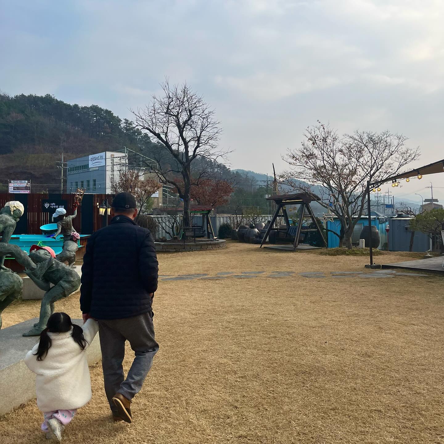 #체험단리뷰
넓은 정원이 있는 #공주가볼만한곳 #카페디자인컨셉 🎥
충남 공주시 월송동현로 42 (월송동 477-1)
화 ~ 일 10:00 - 22:30 라스트오더 22:00
매주 월요일 정기휴무

주문 메뉴 ☕️
디카페인 아메리카노 / 카페라떼
레인보우 케익 / 누가크래커 서비스

친정 근처라 찌유 할비랑 맛있는 음료와 #월송디저트 먹으면서 힐링했어요 🌈

#공주카페추천 #공주대형카페 #월송카페 #공주시카페 #공주시맛집 #월송데이트 #월송디저트카페 #공주디저트카페 #공주디저트 #공주데이트 #공주시데이트 #공주카페