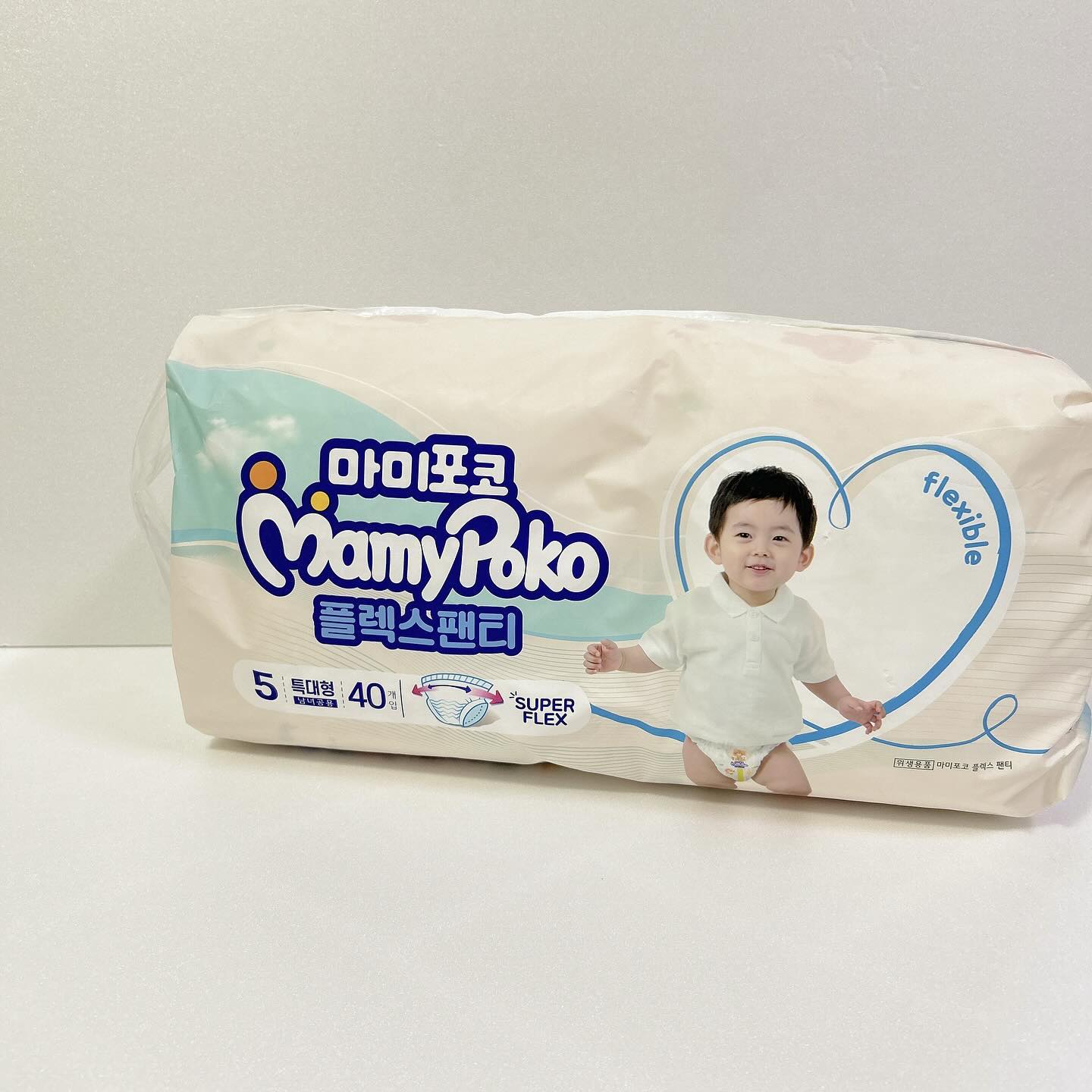 #체험단 #제품제공 

🏷 마미포코 플렉스팬티

-

율빈이가 점점 성장할수록 활동량이 많아지다보니
기저귀 고르는데 많은 고민을 하는데요 !

36개월이지만 아직 기저귀를 차고있는 율빈이처럼
율빈이와 비슷한 개월수/체중을 가진 애기들에게
많은 도움이 되었으면 좋겠어요 ♥

이번에 좋은기회로 마미포코 플렉스팬티를 체험하게 되었는데
저는 기저귀를 볼때 제일 먼저 보는게 허리밴딩이 얼마나
쭉쭉 잘 늘어나는지에요!!

왜냐하면 체중도 체중이지만 너무 안늘어나는경우에는
허리에 밴딩자국도 남고 활동하는데 많이 불편해하더라구요 ㅠㅠ

그런데 마미포코 플렉스팬티는 스마트 허리밴드때문에
부드럽게 쭉쭉 잘 늘어나서 율빈이도 활동하는 내내 불편함없이
재밌게 잘놀고, 나중에 기저귀 갈때도 밴드자국없이 깨끗하더라구요!👍🏻

그리고 자주 율빈이가 궁디에 기저귀가 끼는지 요상한 자세를
취할때가 많은데 플렉스팬티는 와이드 컴포트핏 기저귀라
엉덩이 전체를 싹 감싸주어서 끼임 걱정없이 잘 입힐 수 있었어요!

율빈이가 하루에 마시는 물양도 많아서 자연스럽게 소변양이 많아졌는데
최대12시간 올데이드라이 3중 파워흡수는 물론!
다리밴드도 도톰하고 부드럽게 허벅지를 잡아주어서 그런지
이태까지 한번도 소변이 샌적이 없었어요♥

또한, 기존자사제품대비 더 얇아진 에어슬림 시트 덕분에 기저귀
차고있을때도 편해보이고 얇은데 흡수력이 좋아서 밤에 잘때도
소변을 바로바로 흡수해주니  편하게 꿀잠자니까 정말 좋더라구요 !!

마미포코 플렉스팬티 덕분에 율빈이가 활동하는 동안 에너지를
다 쏟아내면서 놀아도 편안해하고 좋아하니까 제가 다 기쁜 이 느낌 🥹

지금 마미포코 플렉스팬티 X 똘똘이 동요 콜라보중이라
율빈이도 한번 참여해보았어요! 
영상 안찍을땐 무진장 잘하는데 카메라만 들면 소심해지는 율빈이 ㅋㅋㅋㅋ 부끄러운지 평소보다 내성적으로 따라하는거 같아서 웃기면서 귀엽네요😽

율빈이처럼 활동성이 많고 소변양 많은 애기들에게 편안함을 주는
마미포코 플렉스팬티 너무 강추드리고 싶어요!

* 율빈이 스펙 36개월 / 98cm / 15kg

[ 본 포스팅은 '맘스클럽 체험단 '활동으로 '마미포코'로부터
제품을 제공받아 작성되었습니다. ]

ㅤ
-

#마미포코 #플렉스팬티 #기저귀 #팬티기저귀 #기저귀추천 #팬티기저귀추천 #마미포코 #mamypoko #똘똘이 #알파벳요가 #플렉스요가 #똘똘이요가 #콜라보 #아기요가 #플렉스요가챌린지 #똘똘이요가챌린지