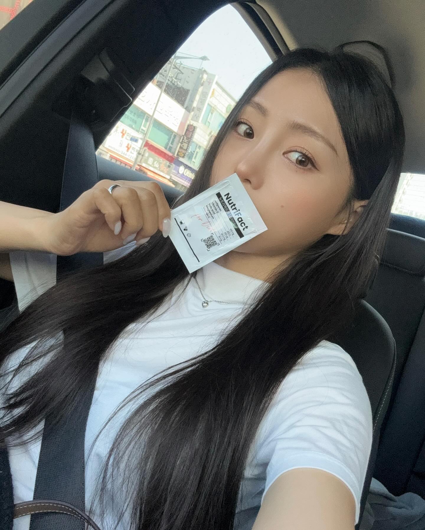 #협찬 nutrifact.official 
원래 보조제 잘 안 먹는데 이젠 보조제의 힘을 빌릴 때가 된 거 같아서 #뉴트리팩트 #다이어트보조제 먹어 봄 ( ◜⤙◝ )

뉴트리팩트 포 다이어트는 하루 한 포, 두 알로 기초대사량을 올려 주기 때문에 운동 전에 섭취하는 게 제일 베스트!

하지만 숙면에 도움이 되는 성분인 마그네슘이 함유되어 있기 때문에
자기 전에 먹으면 자면서 다이어트 완전 가능!

인체시험 결과 체지방량, 복부지방, 체중 감소가 확인되었고
국제 수준의 50년 전통 건기식 전문 한미양행에서 제조하였으니 믿고 먹어도 된다구!

제일 마음에 들었던 것은 섭취 후 불만족 시 환불까지 가능하다는 점 ( ⁼̴̤̆◡̶͂⁼̴̤̆ )🤍

여름 오기 전에 다 같이 #다이어트 하자~

#칼로리컷팅제 #건강한다이어트 #일상활력다이어트 #돌외잎 #돌외잎주정추출분말 #돌외잎다이어트